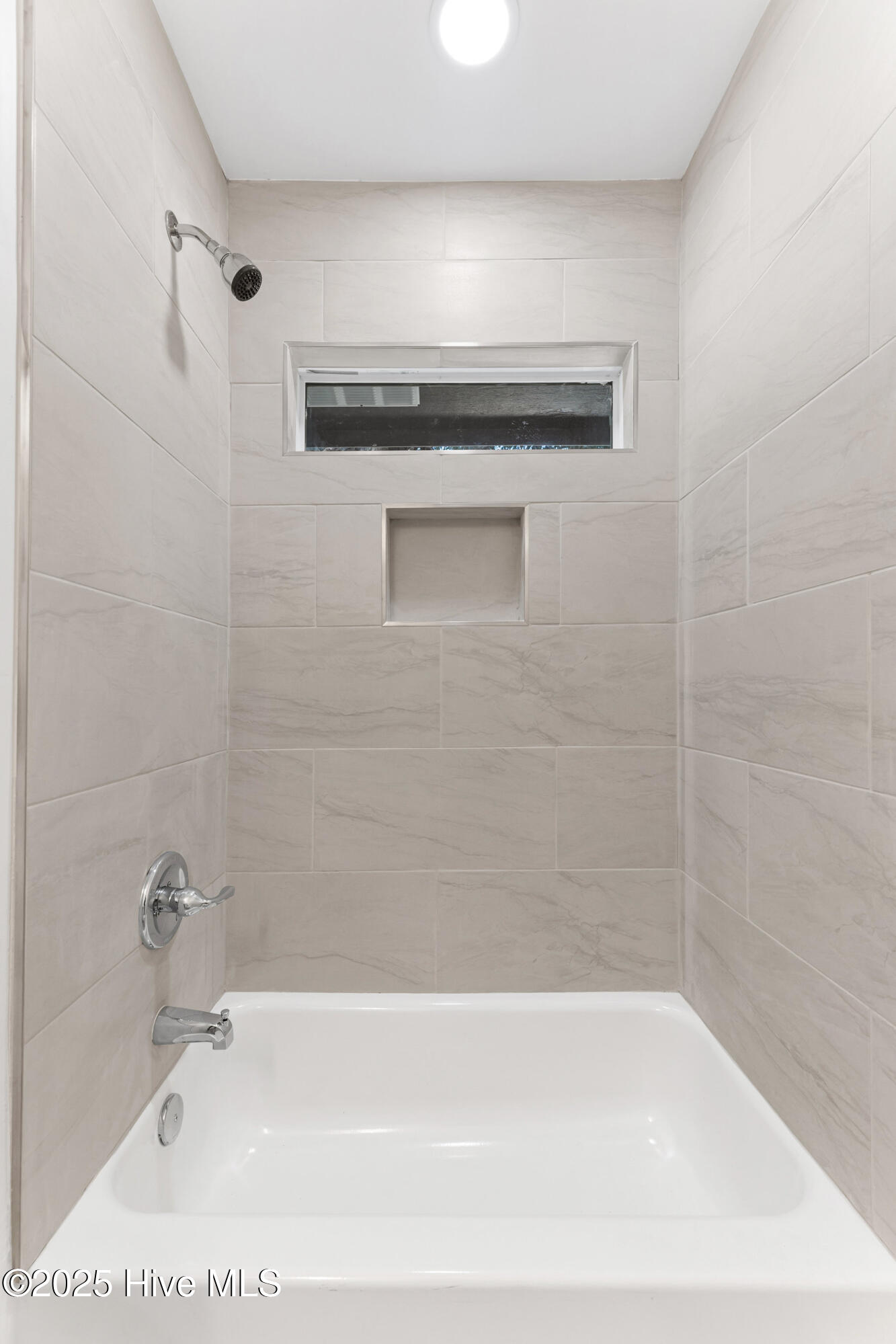 100536748 | Photo 16