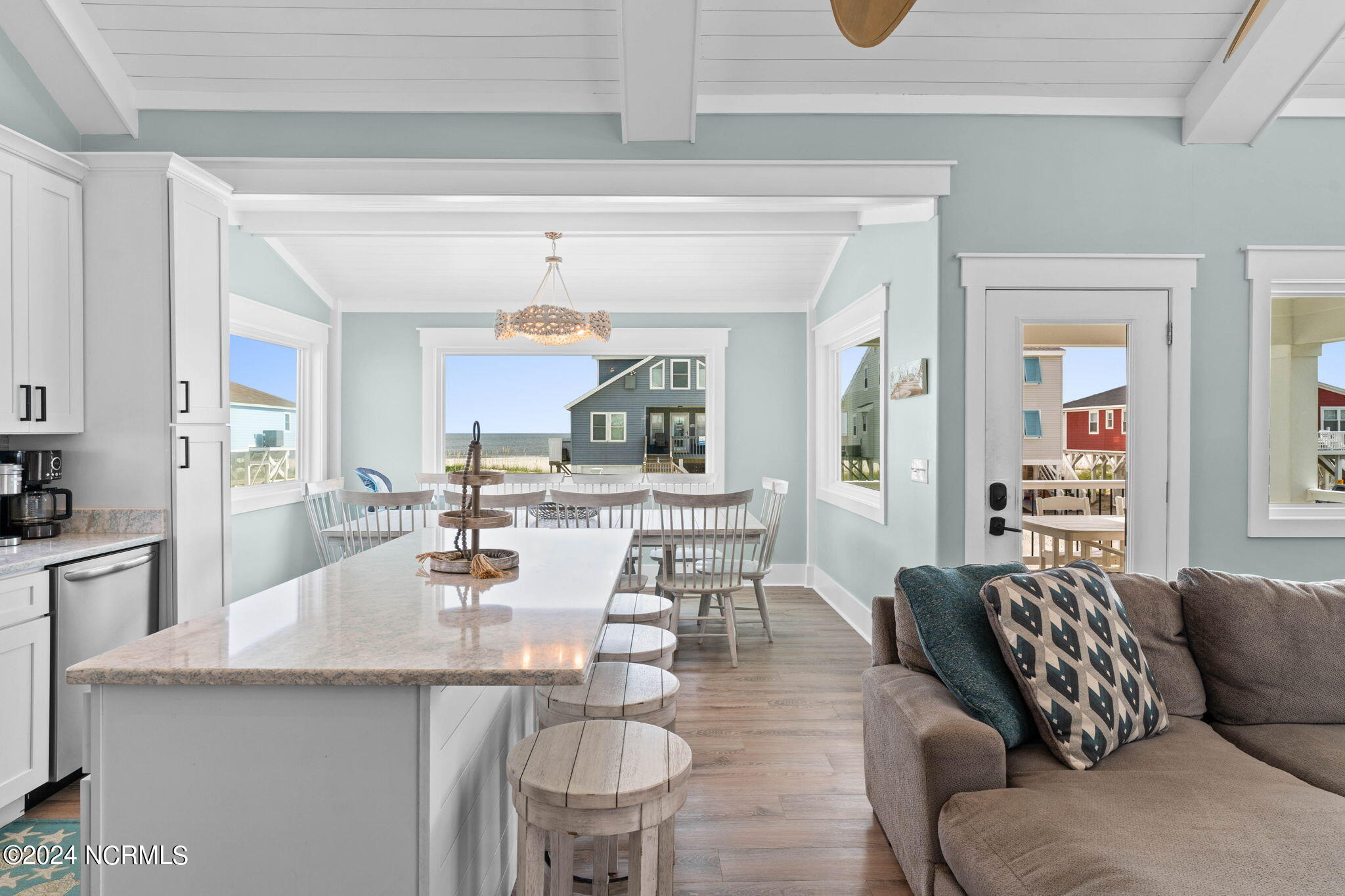 100464984 | Photo 42