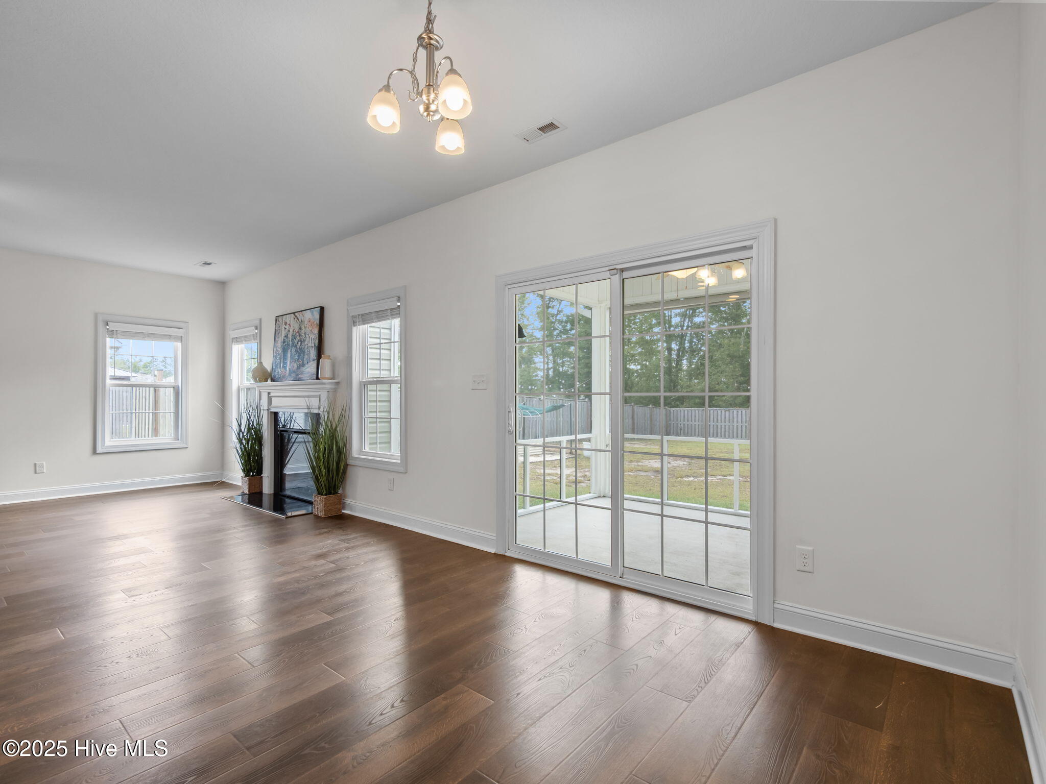 100536873 | Photo 15