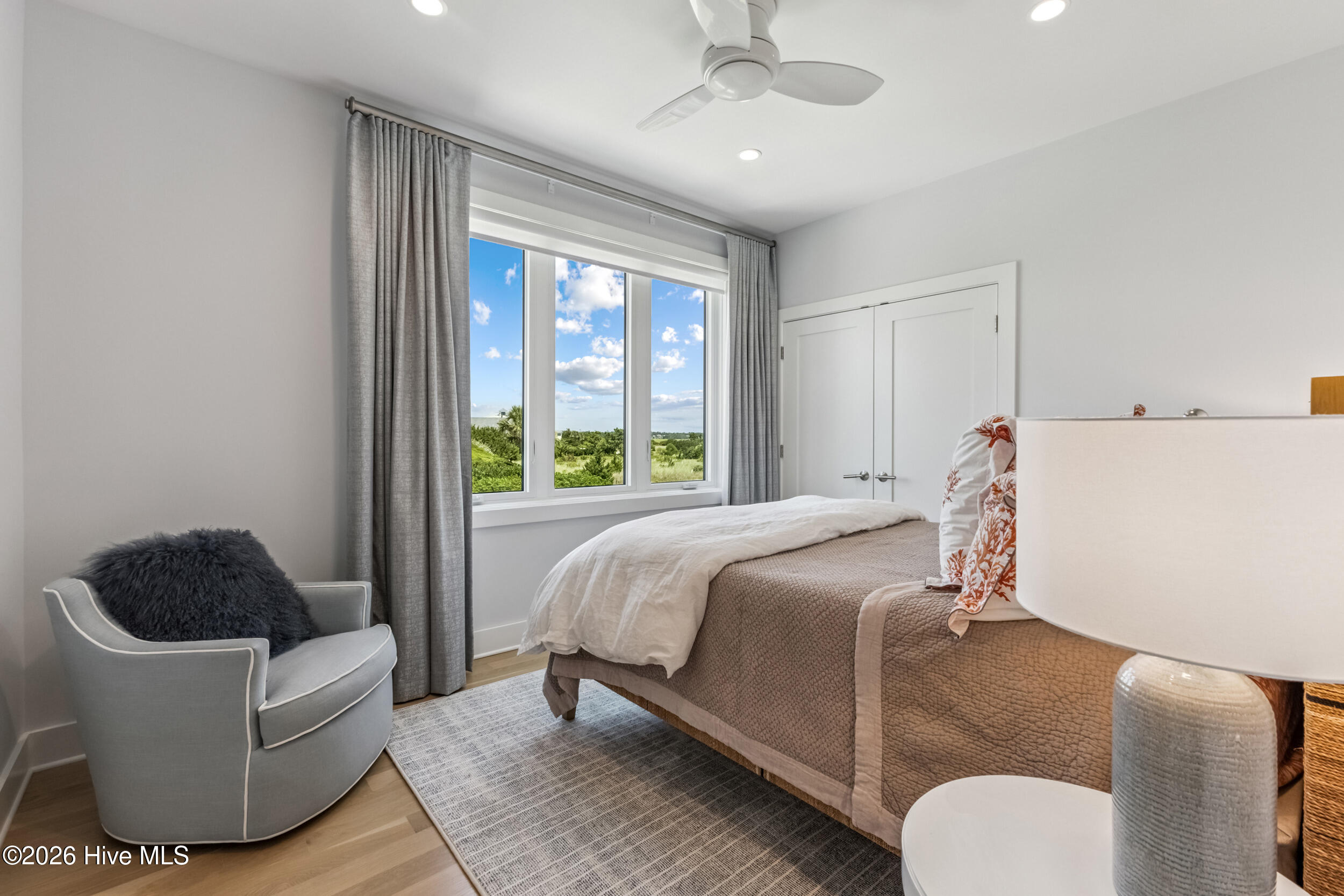 100560711 | Photo 42