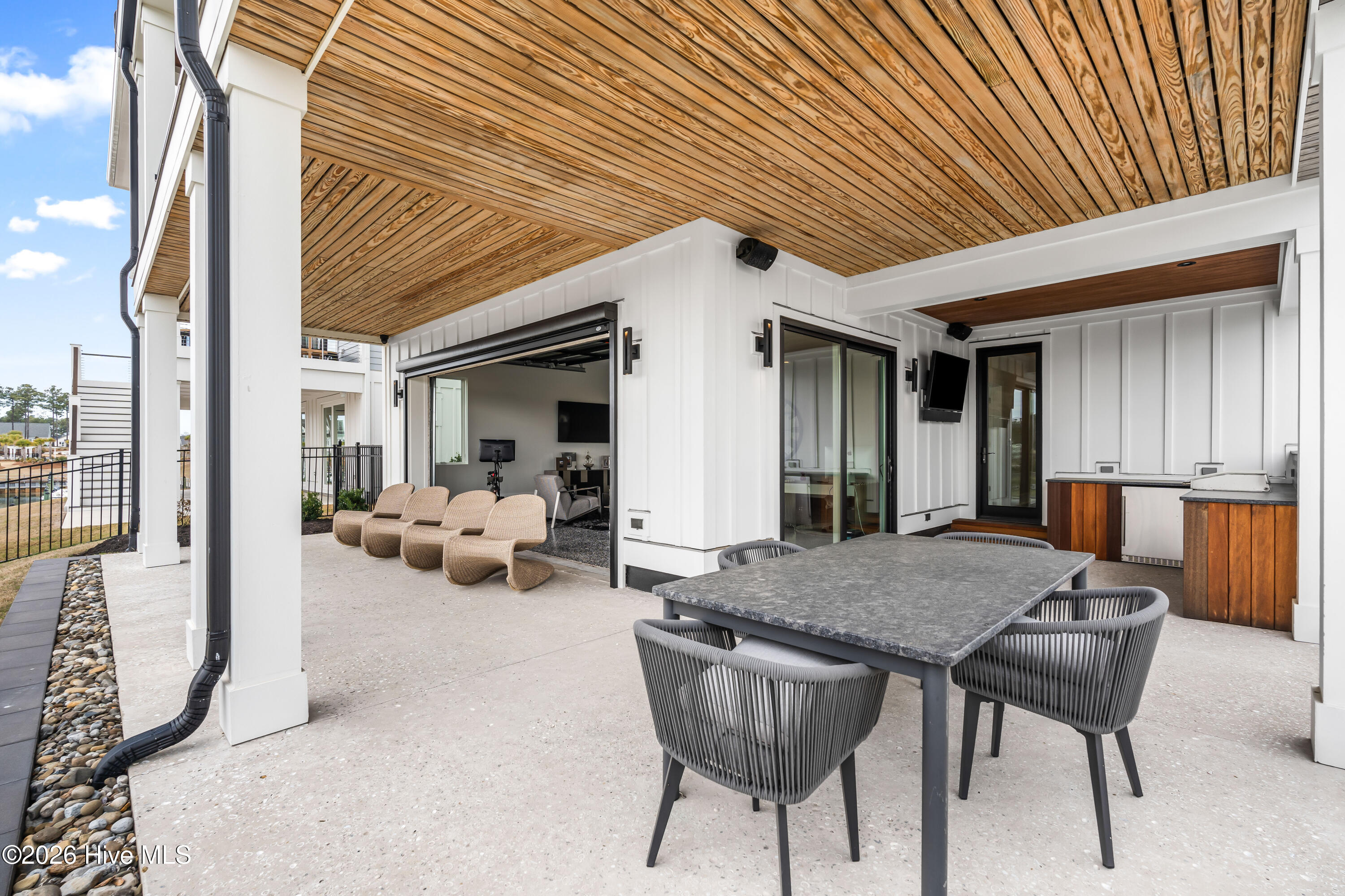 100567165 | Photo 83