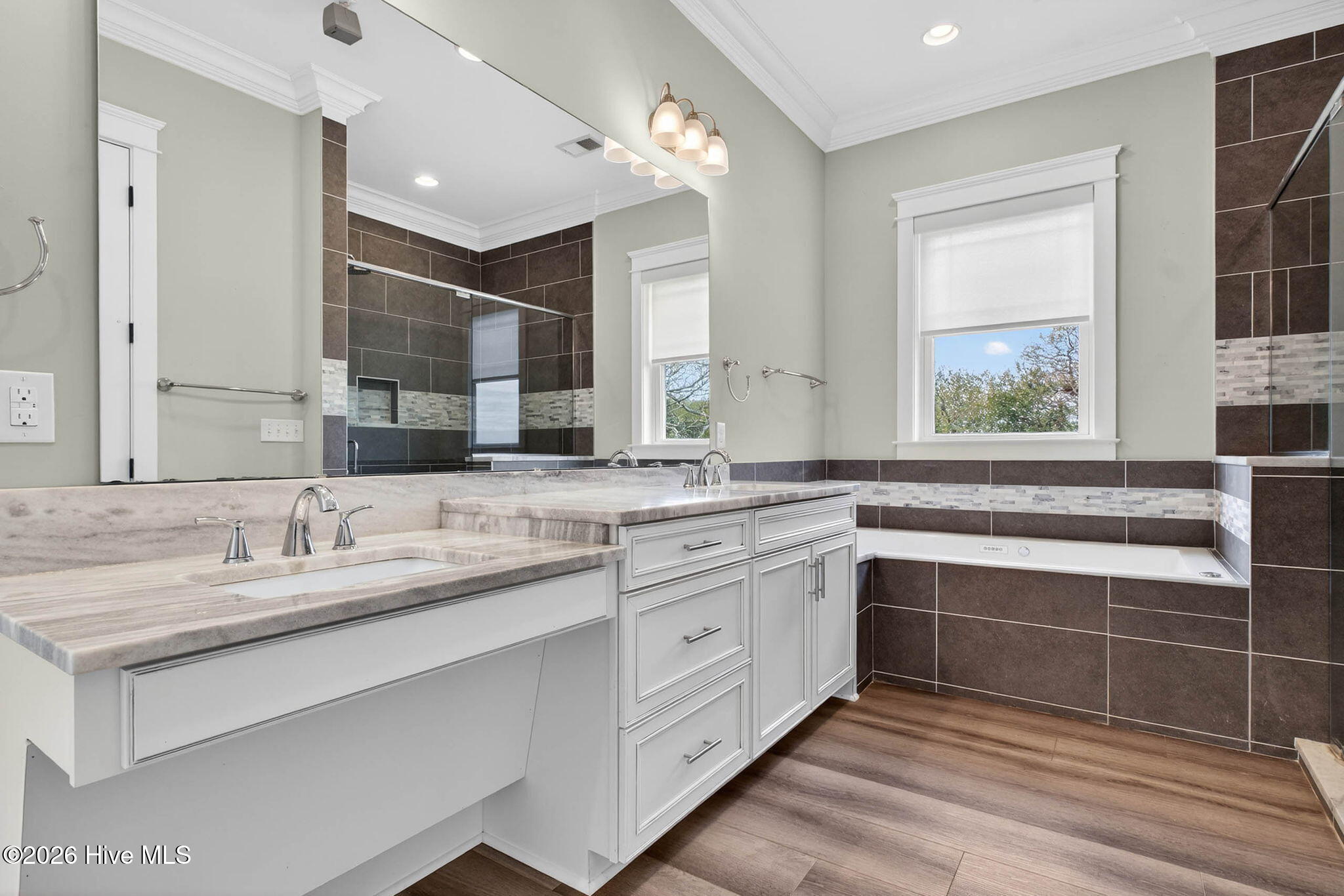 100563982 | Photo 28