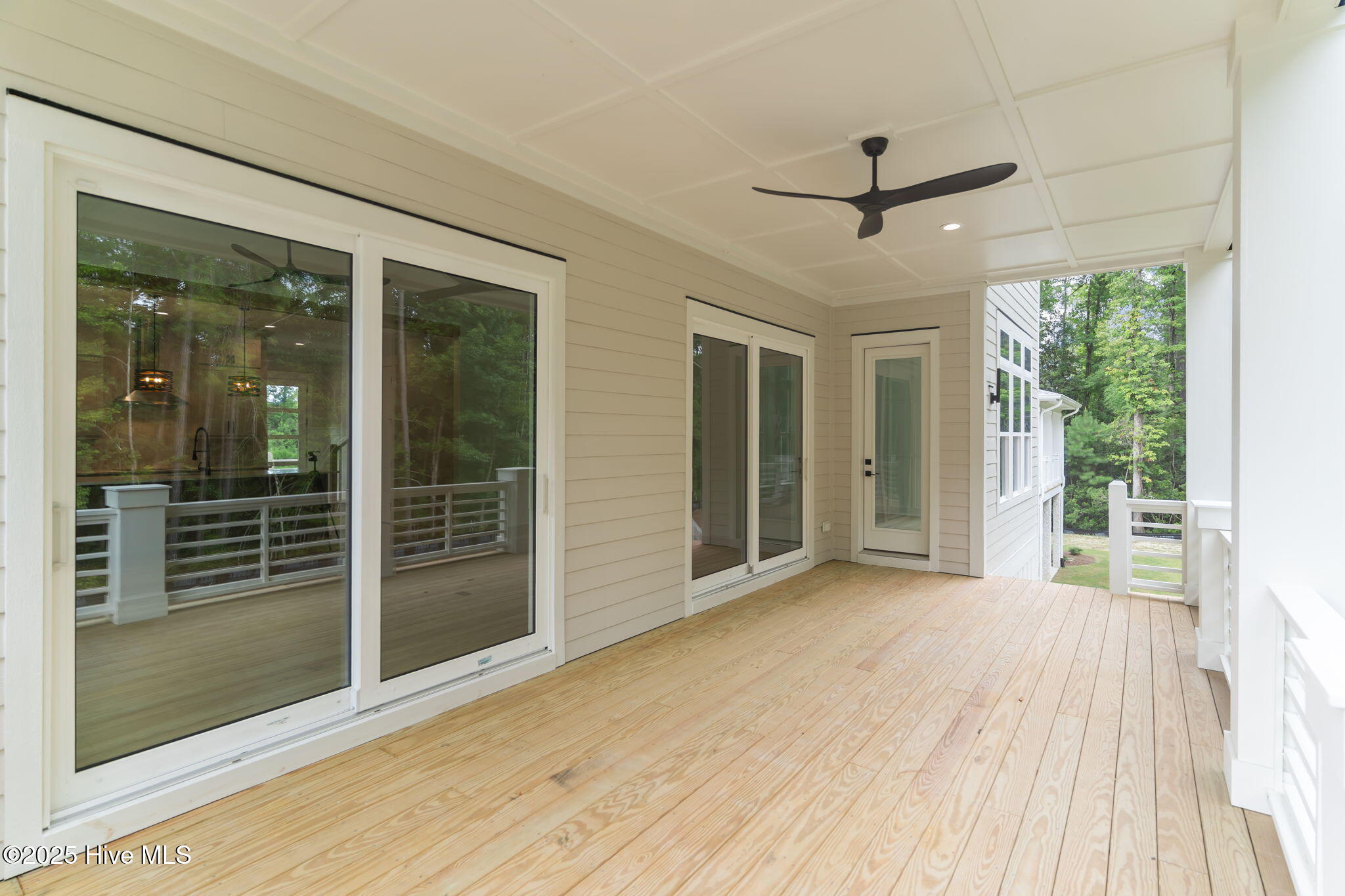 100548099 | Photo 22