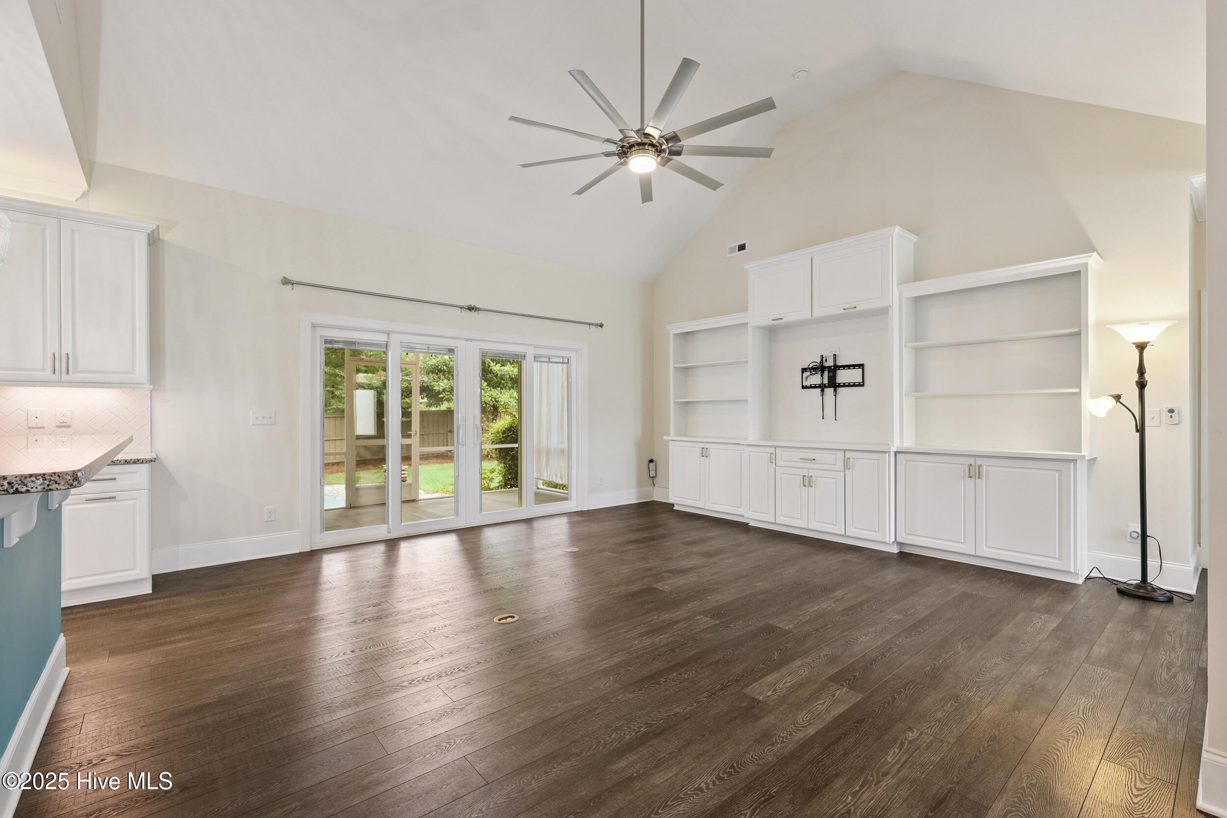 100518241 | Photo 15