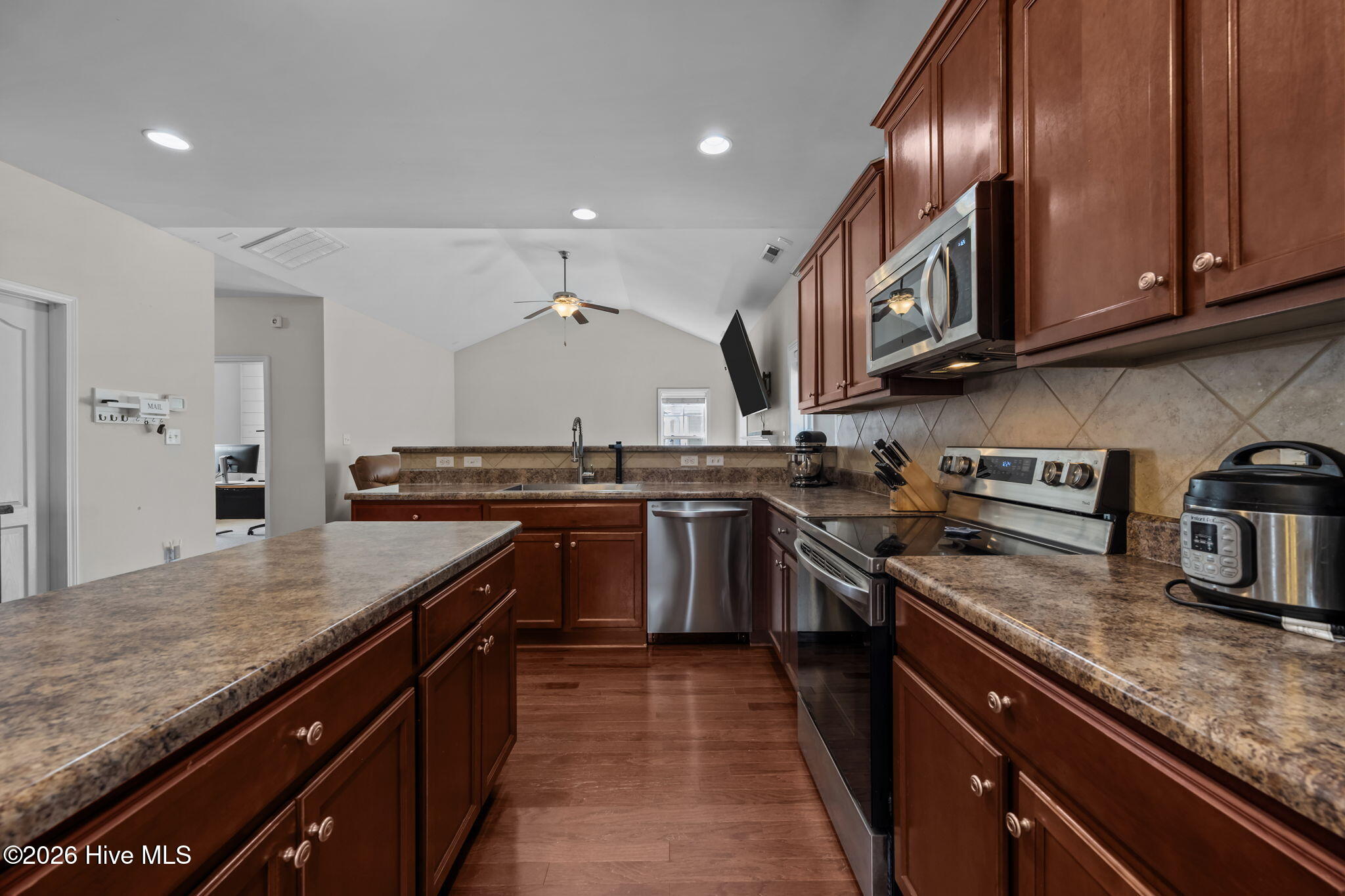 100552889 | Photo 13