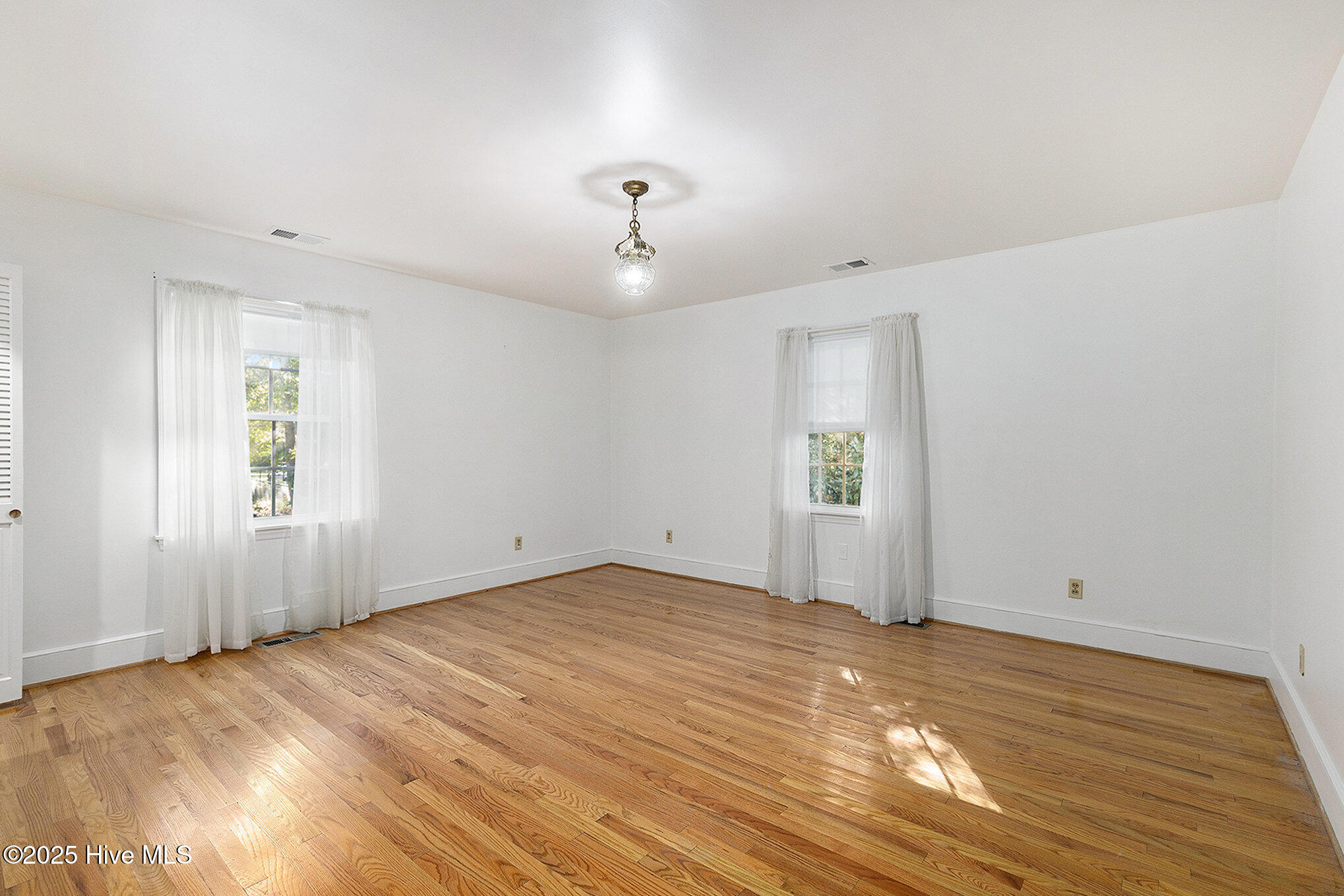 100537209 | Photo 20