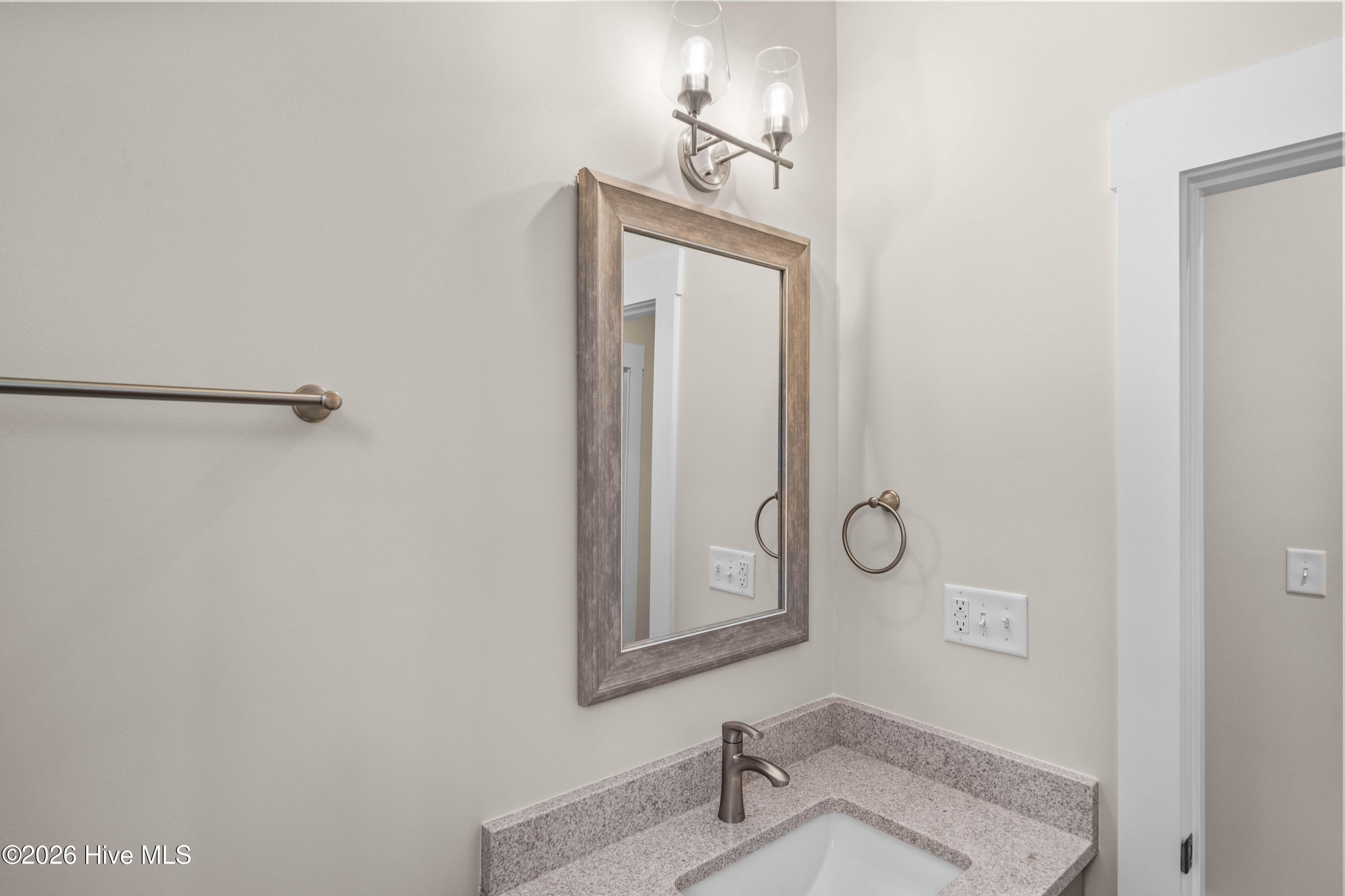 100523338 | Photo 23