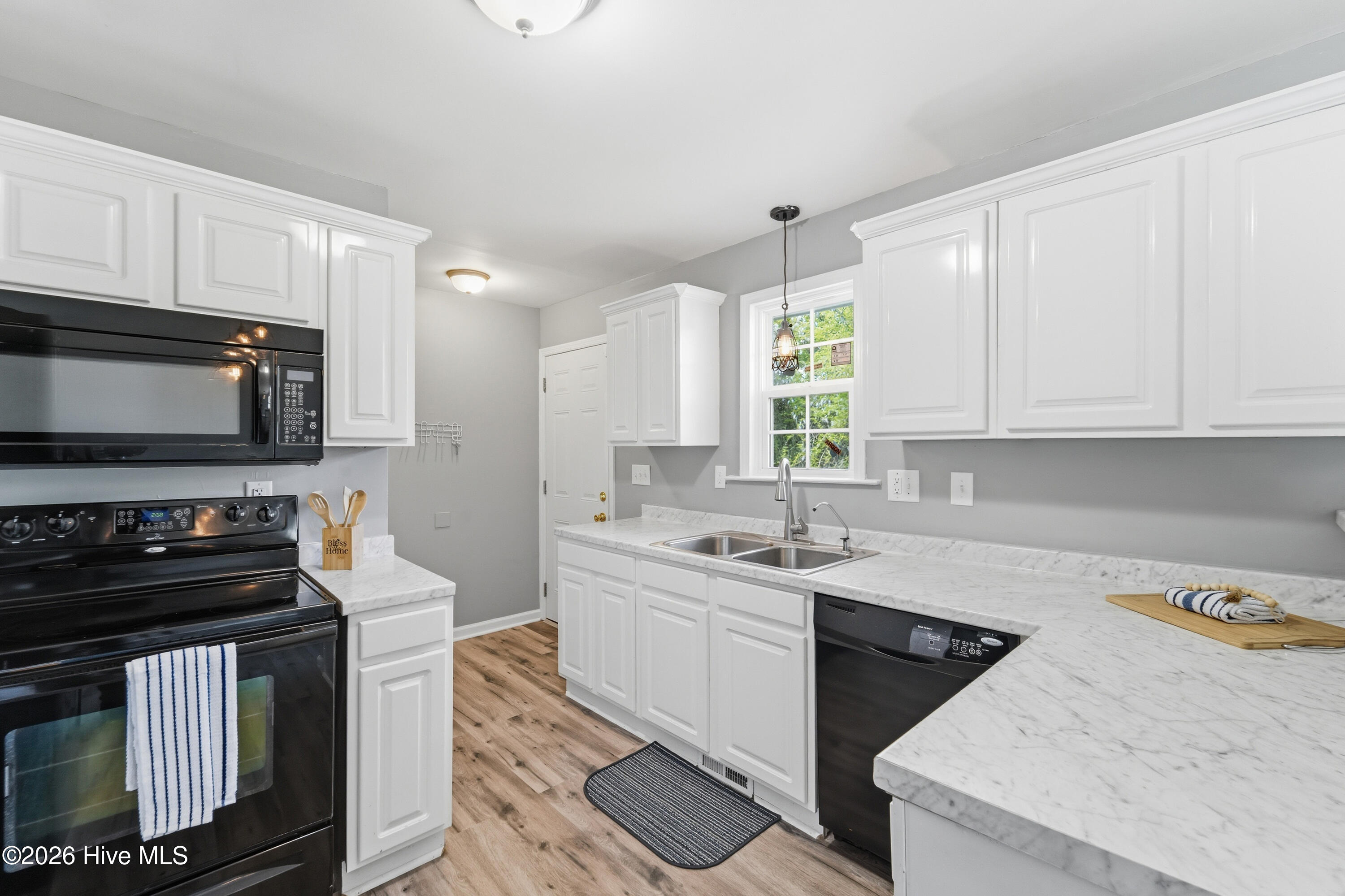 100563801 | Photo 16