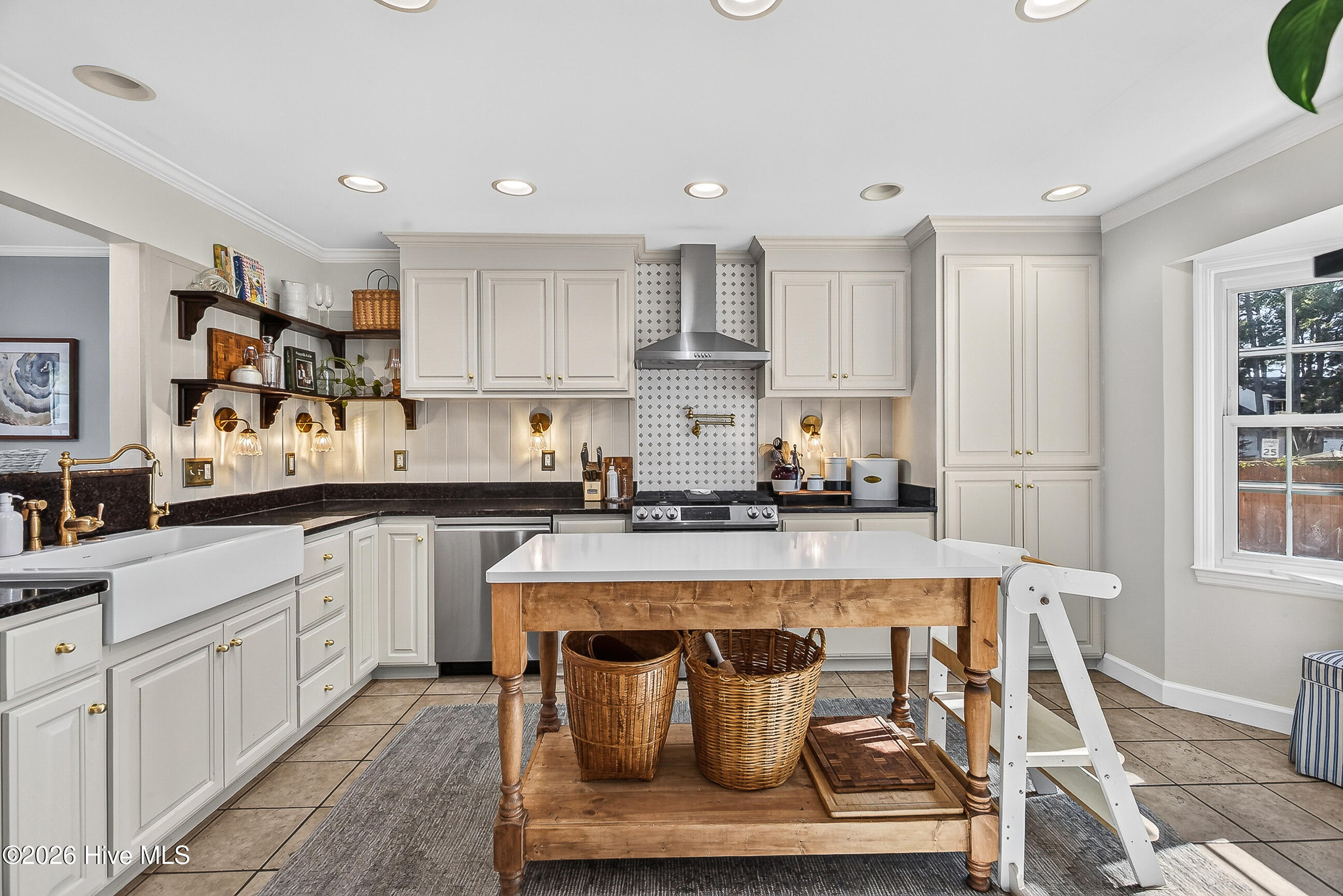2484 Northwoods Drive — listing photograph 2
