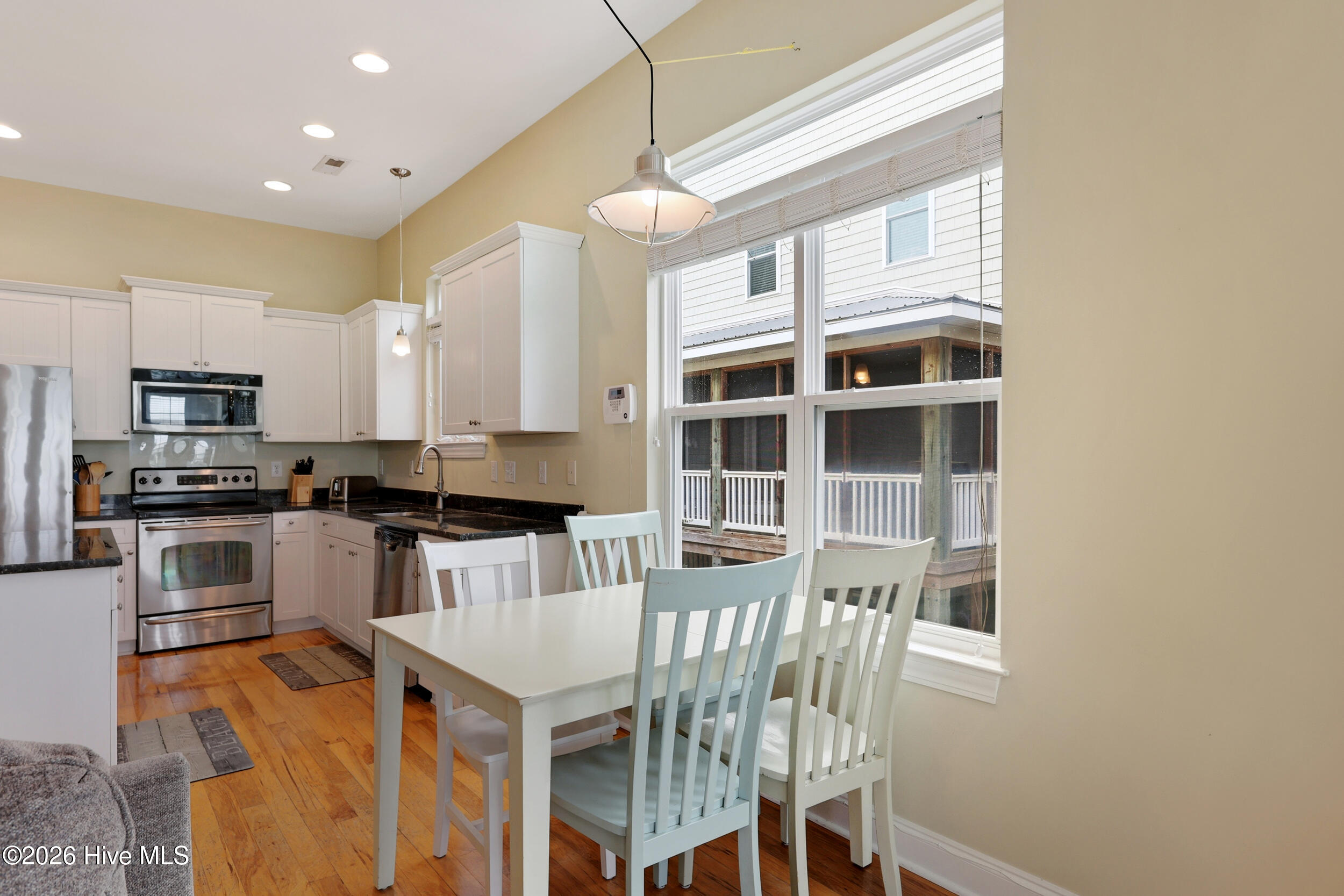 100562364 | Photo 11