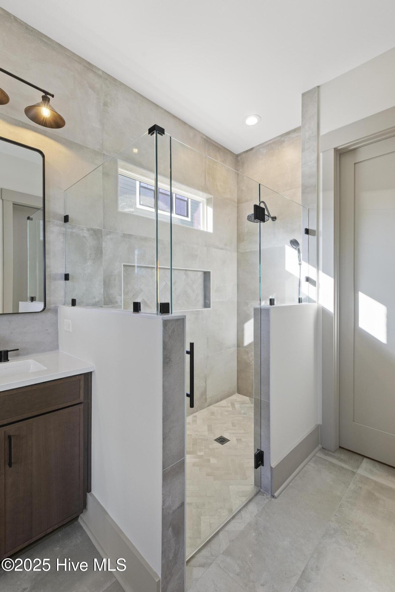 100517946 | Photo 48