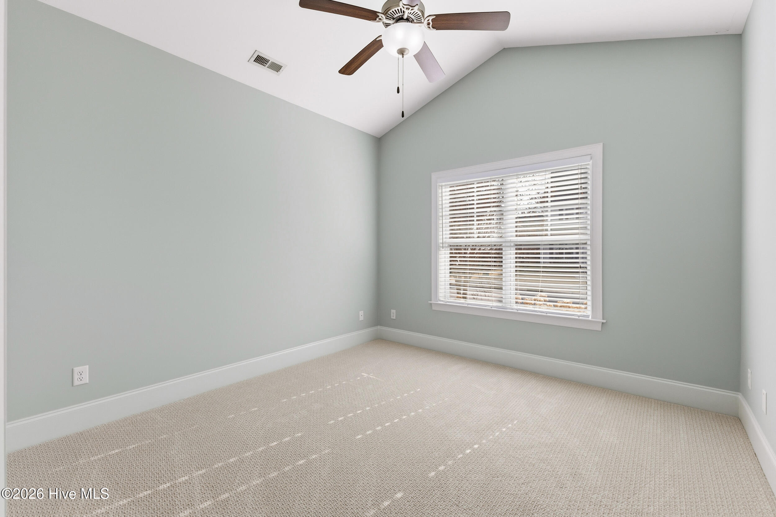 100548579 | Photo 16