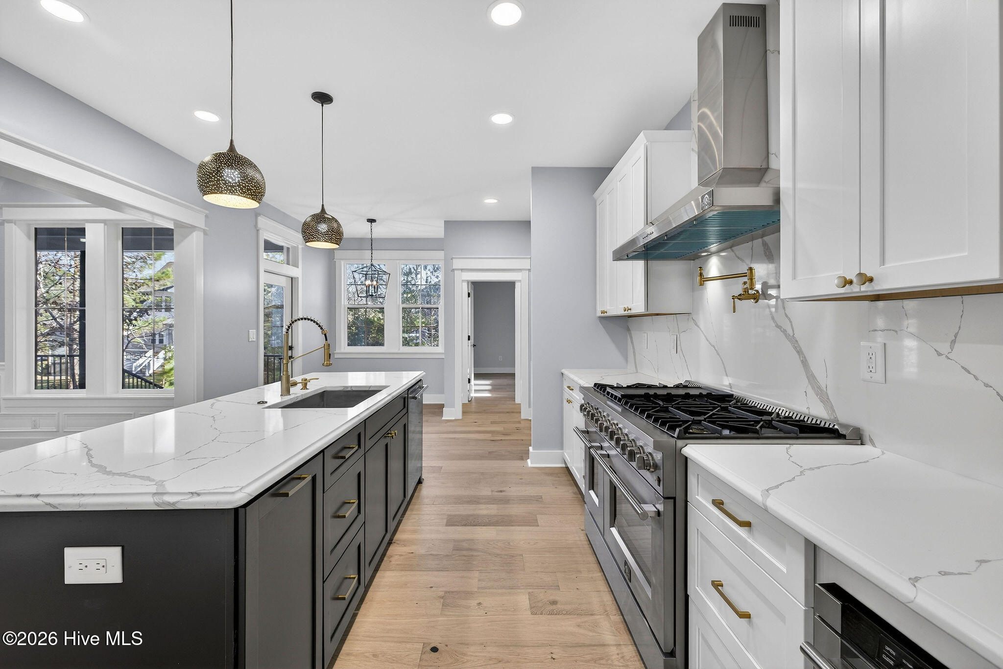 100548792 | Photo 28