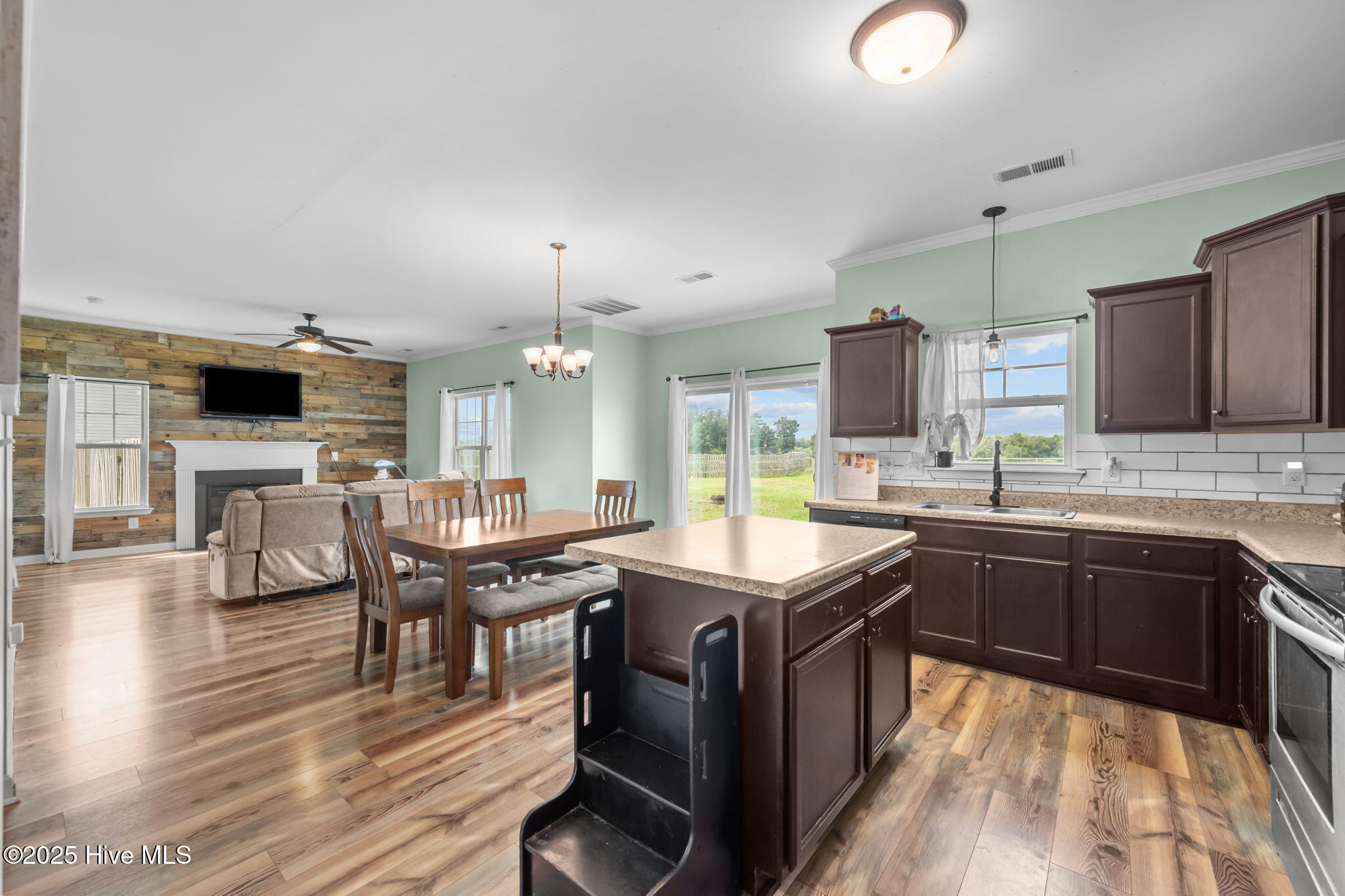 100521248 | Photo 14