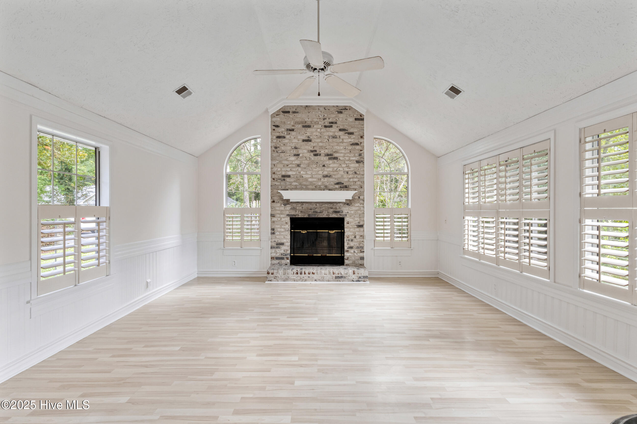 100531370 | Photo 25