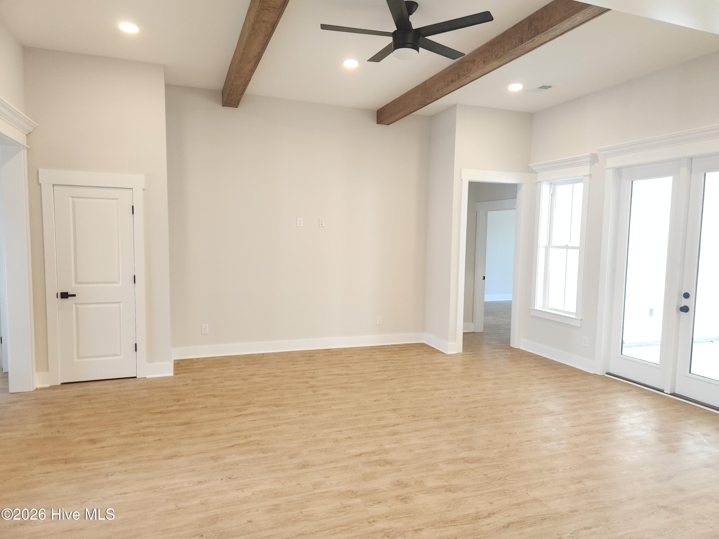 100559285 | Photo 21