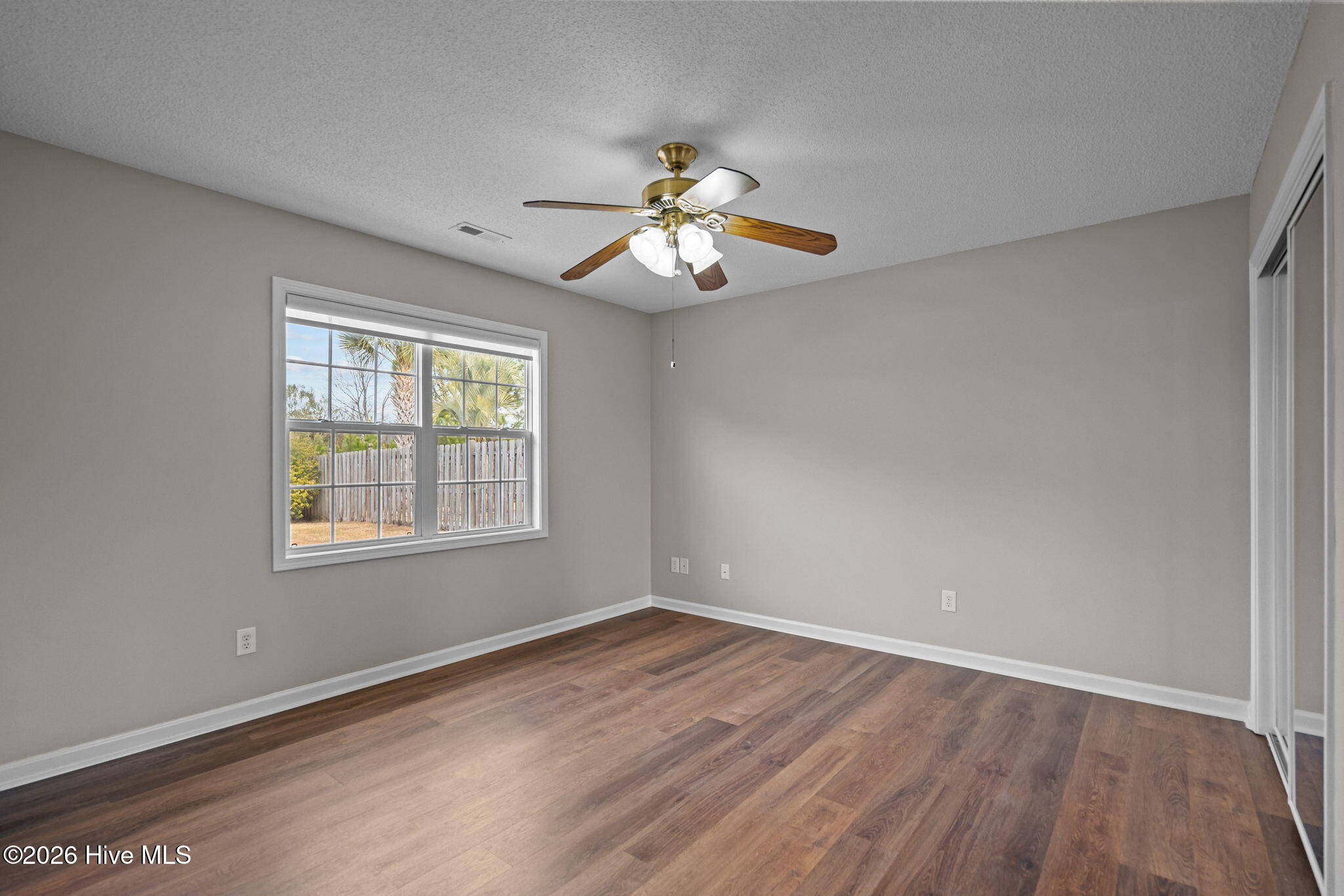 100548271 | Photo 23