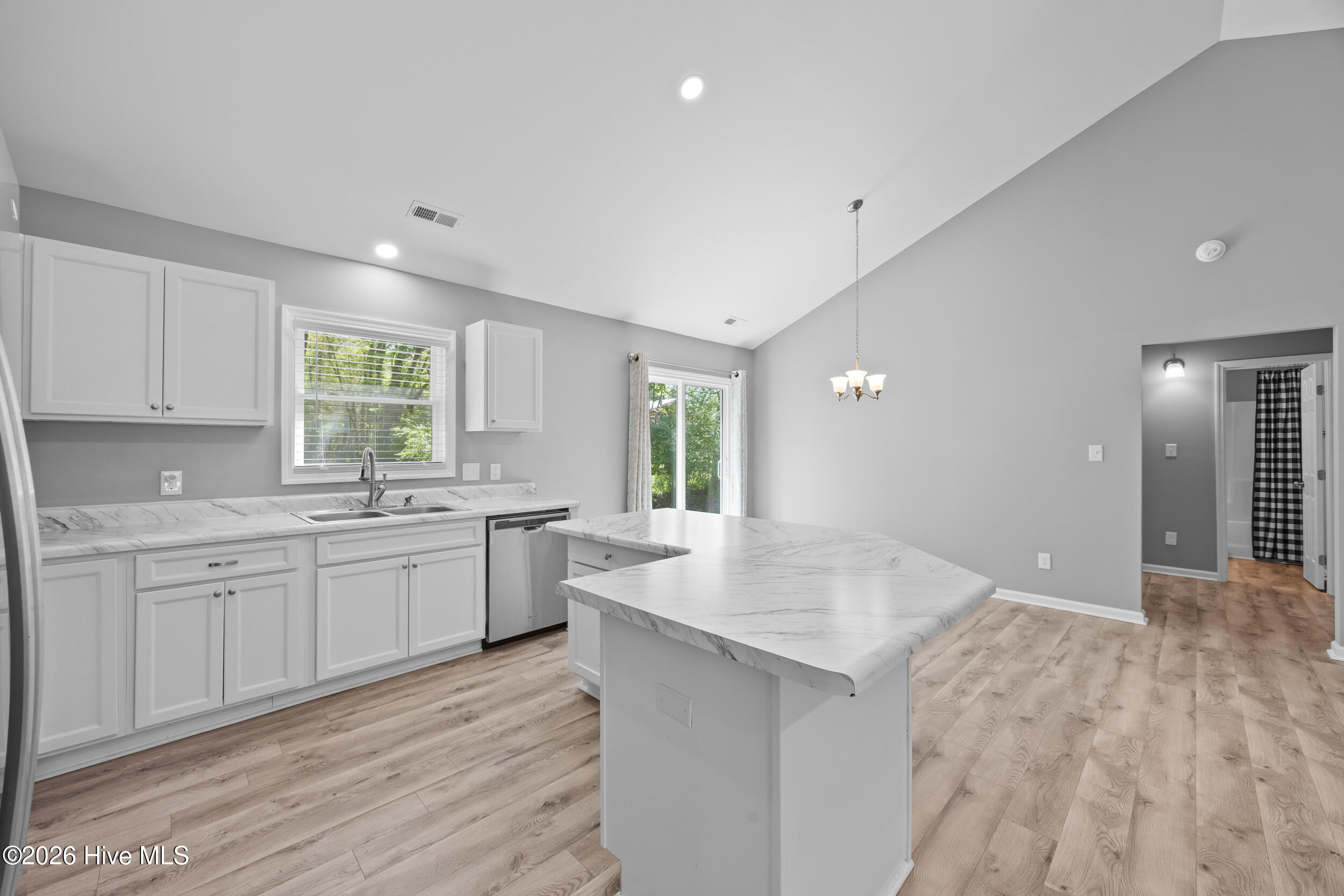 100566907 | Photo 18