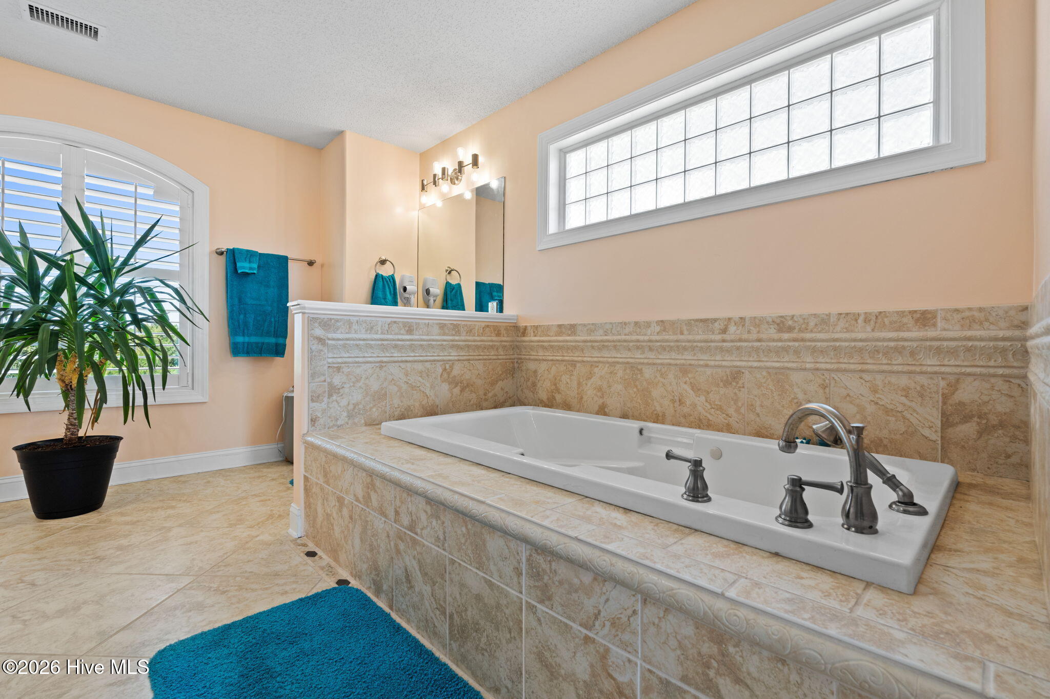 100561673 | Photo 17