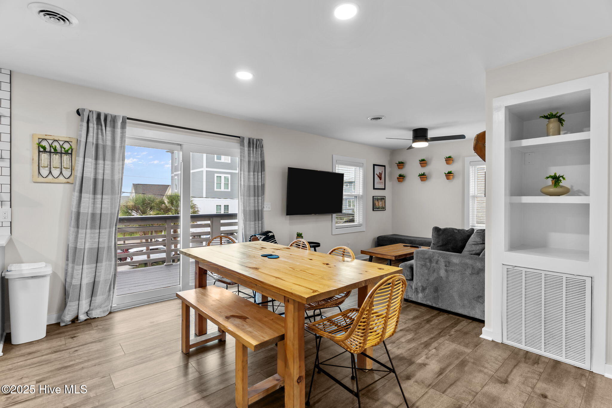 100526073 | Photo 45