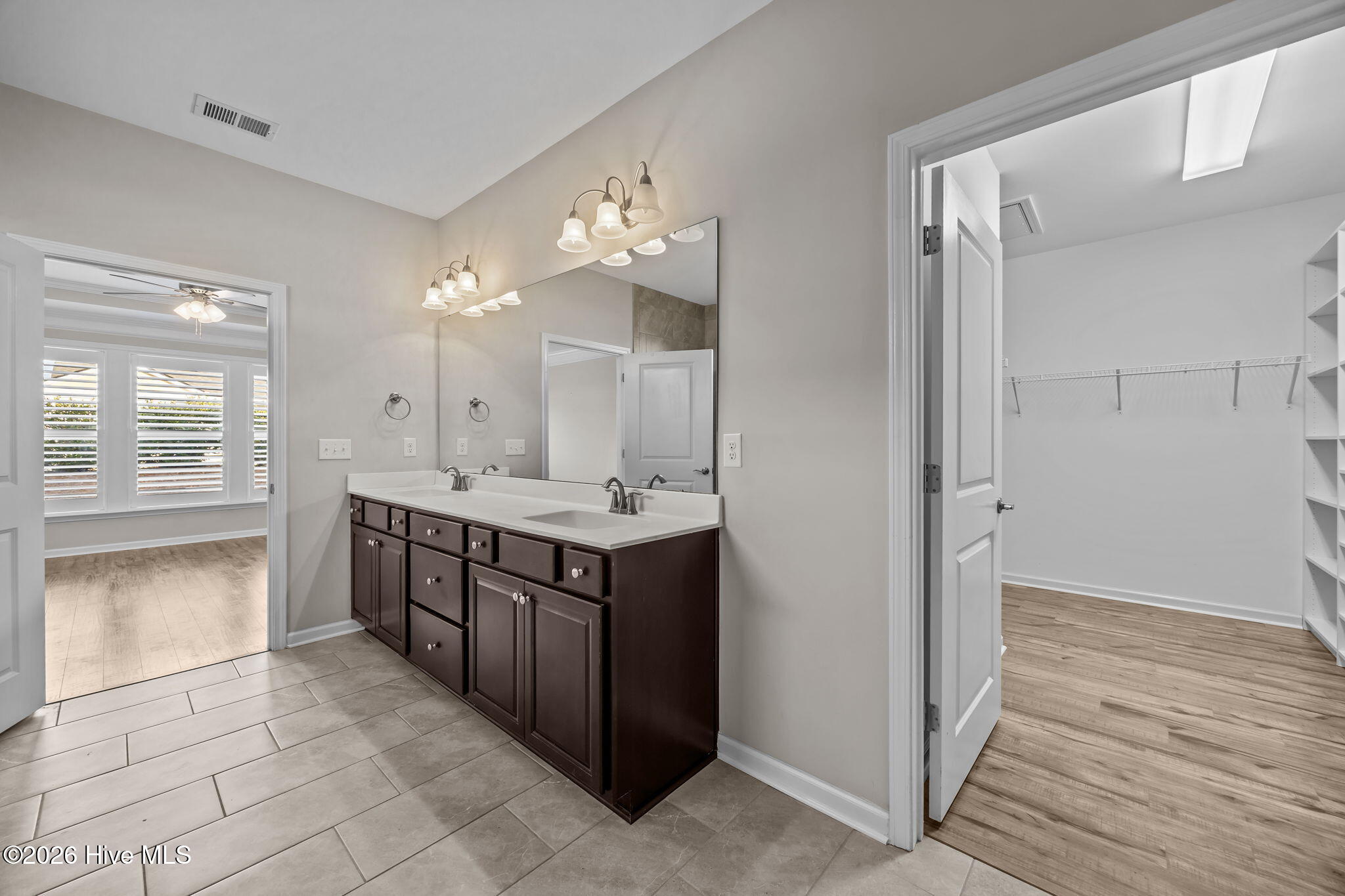 100552007 | Photo 48