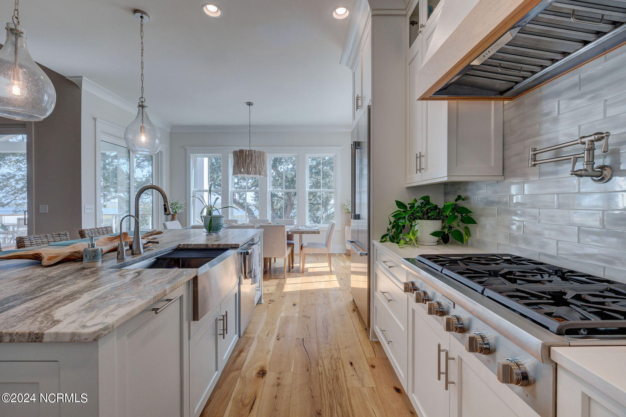 100547028 | Photo 25