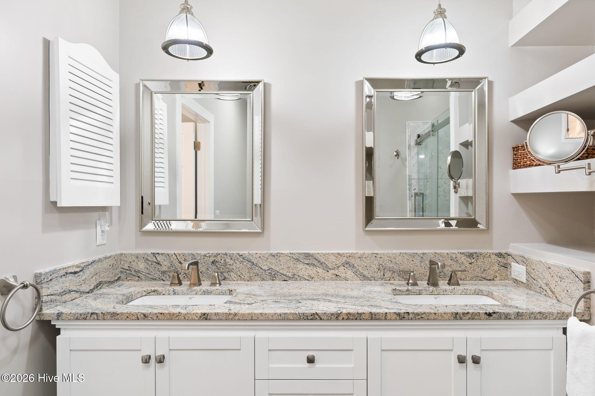 100548077 | Photo 41