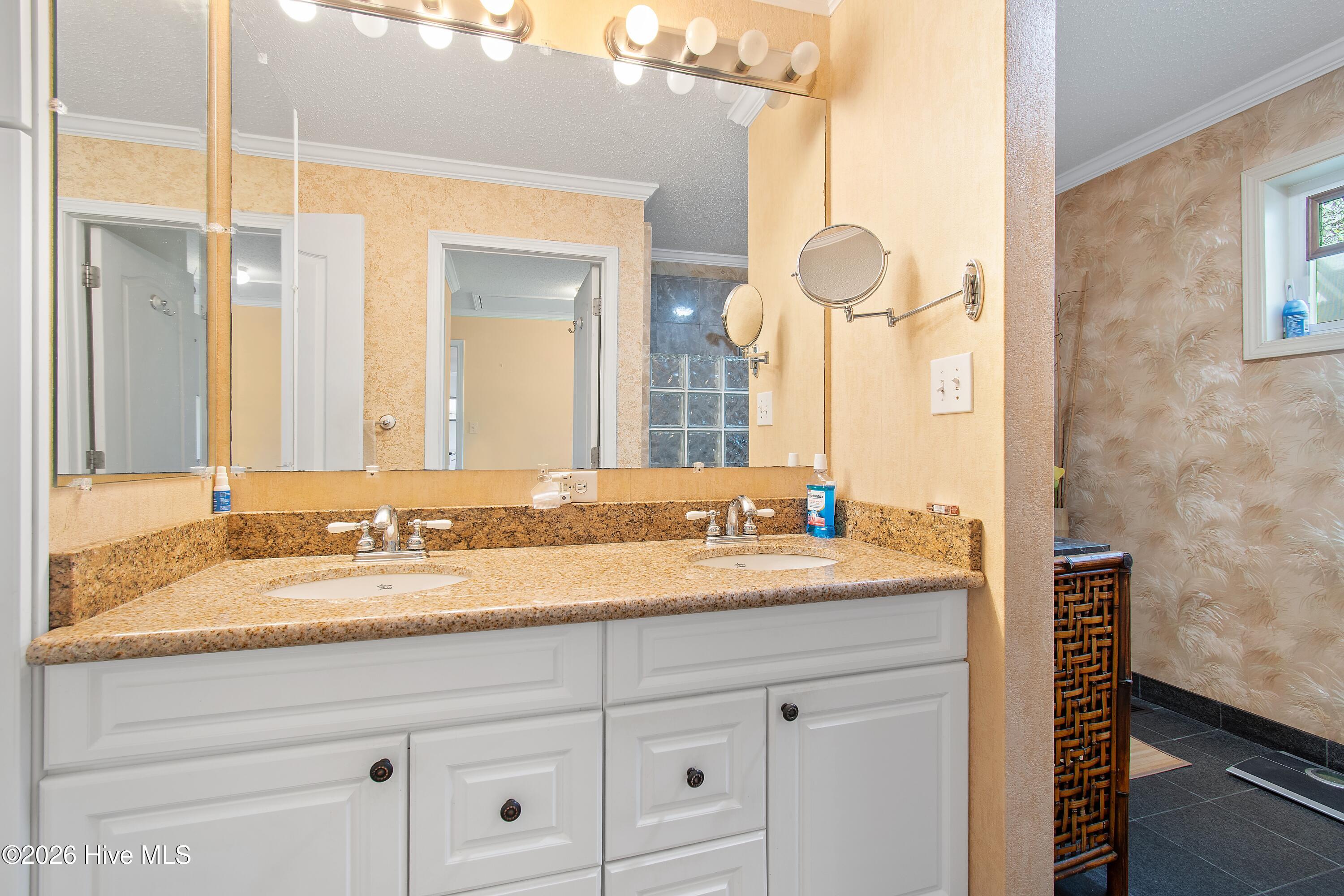 100568231 | Photo 39