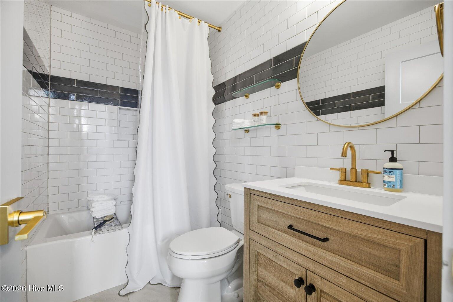 100548243 | Photo 42