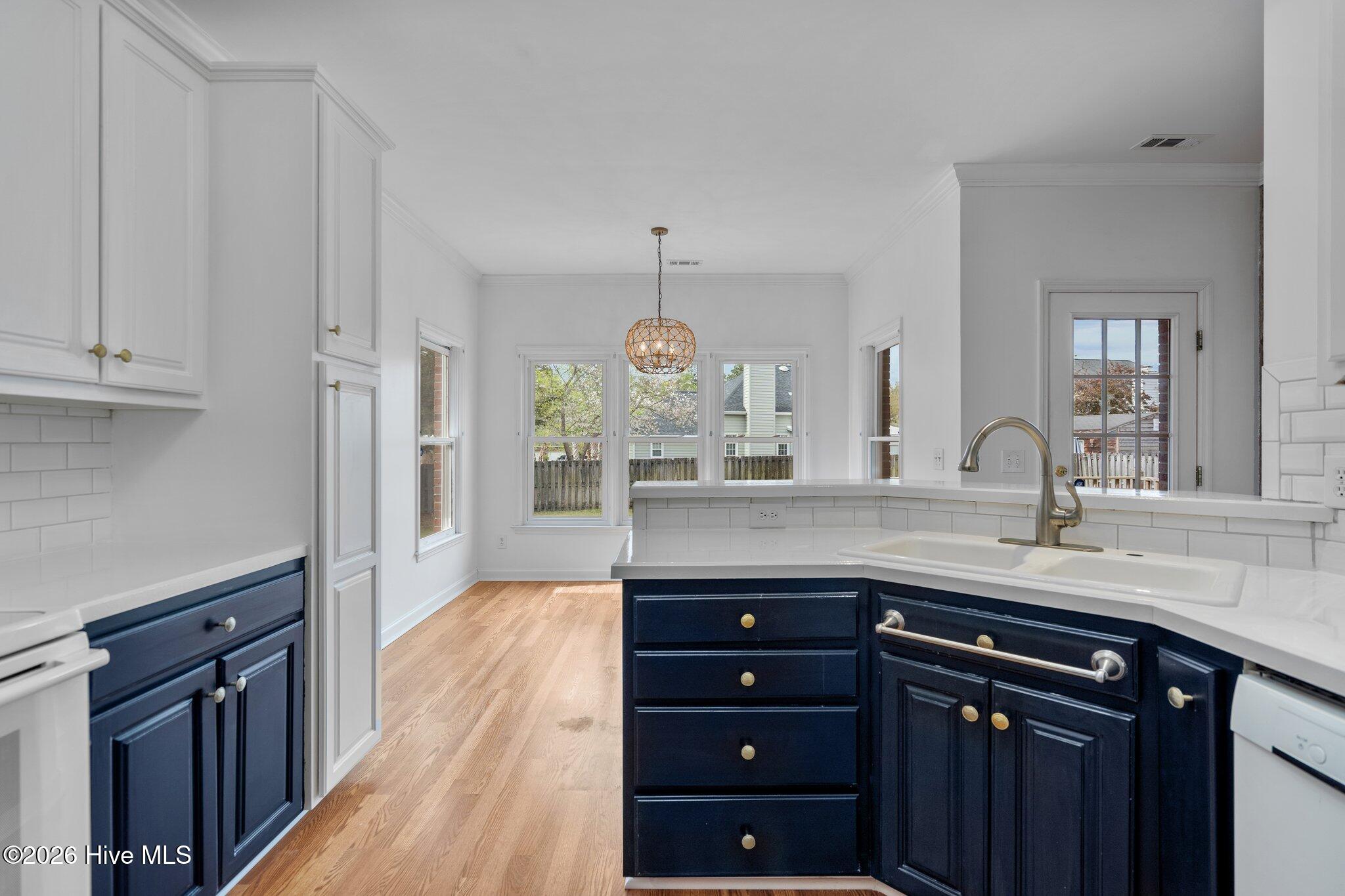 100570682 | Photo 11