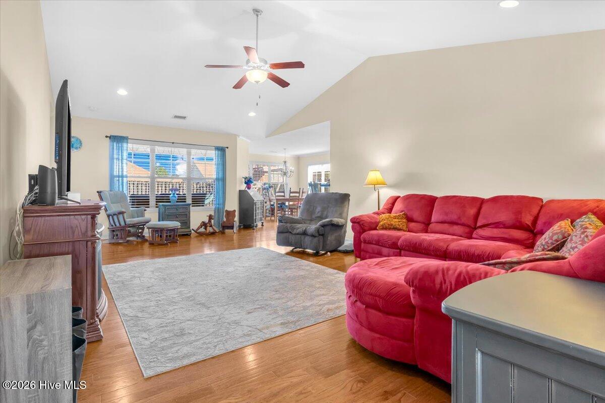 100567099 | Photo 13