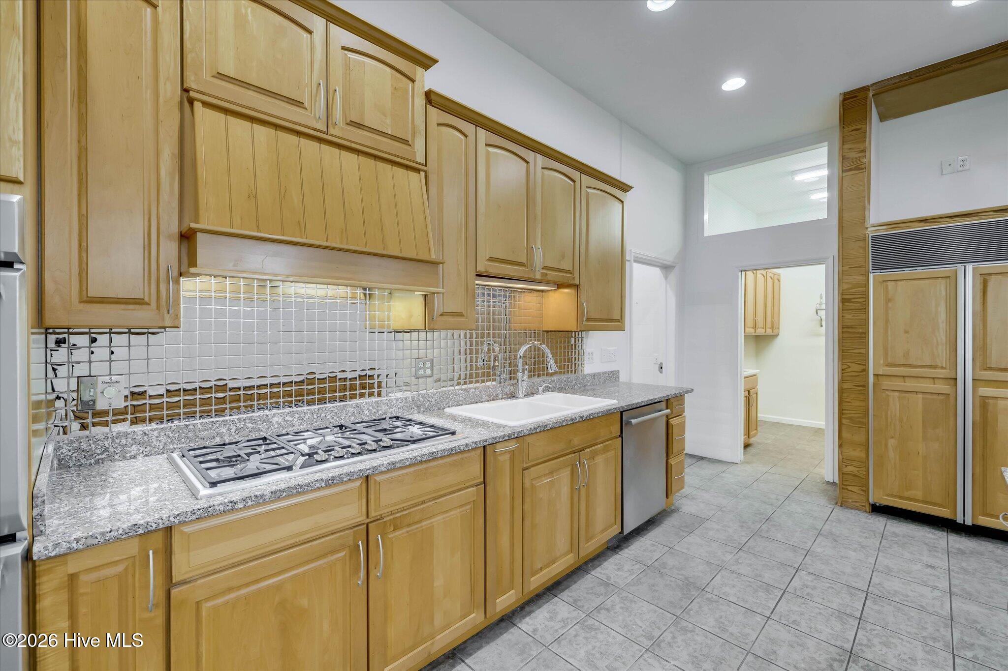 150 Fairfield St kitchen