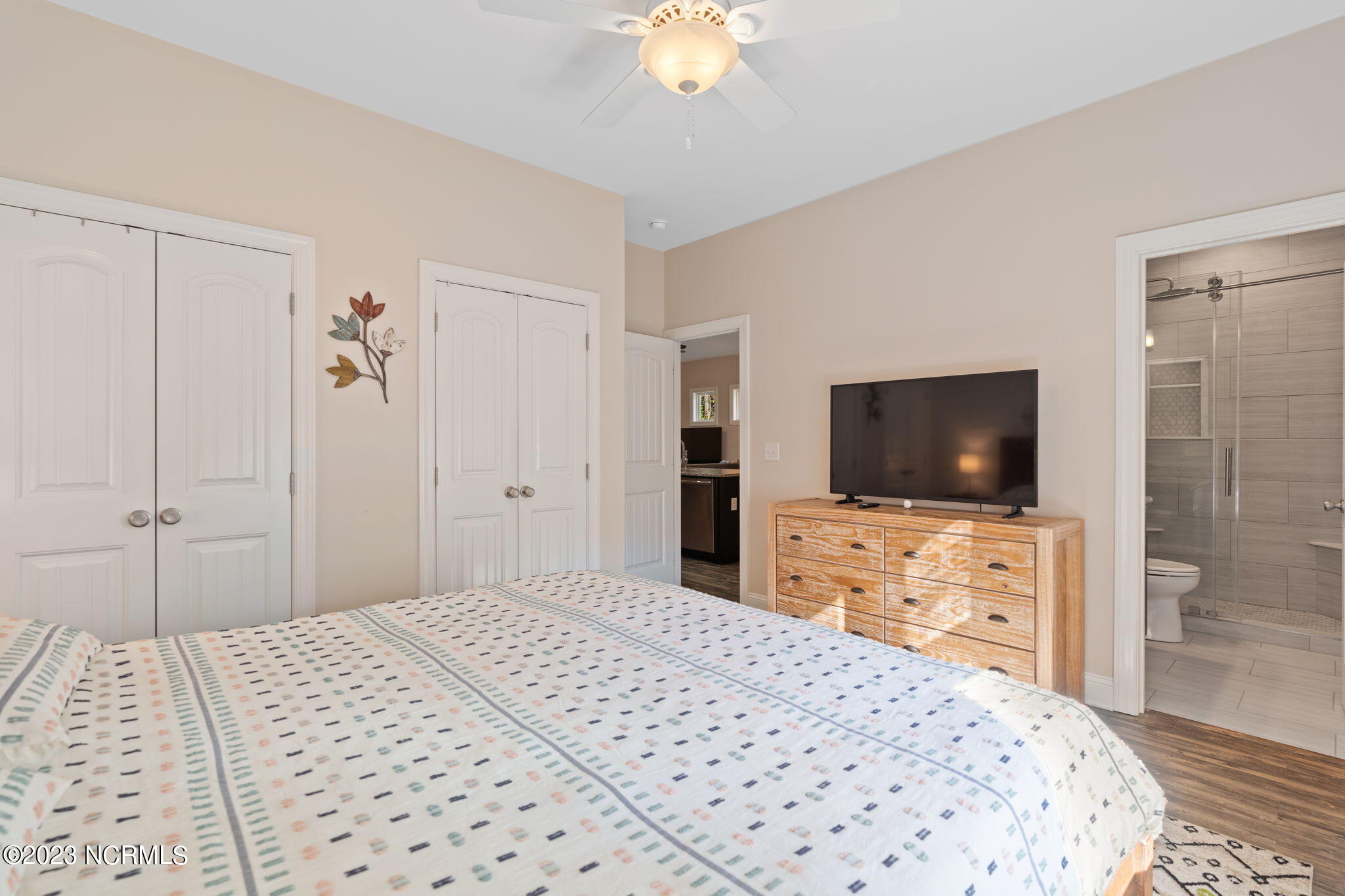 100568297 | Photo 18