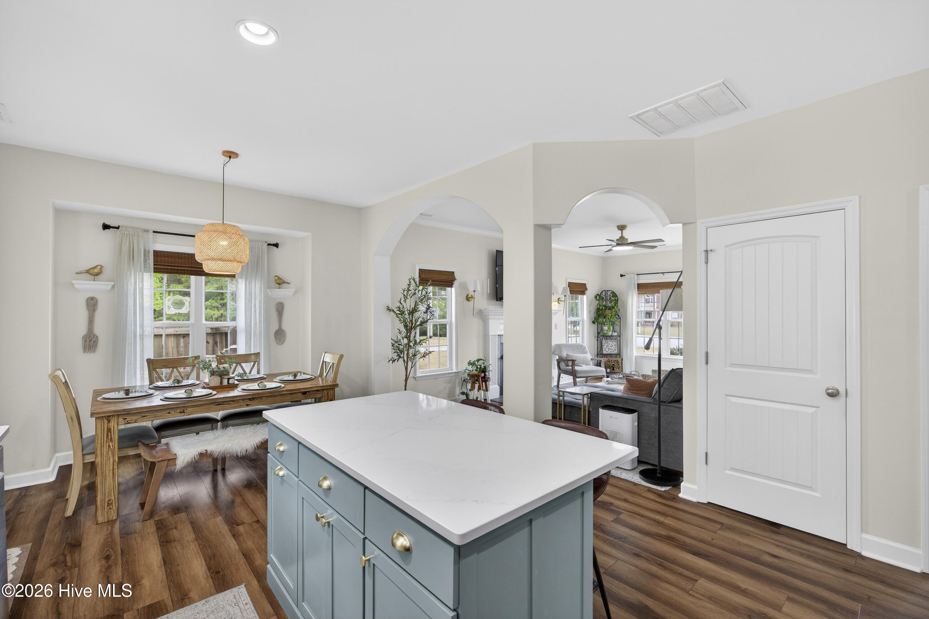 100565225 | Photo 24