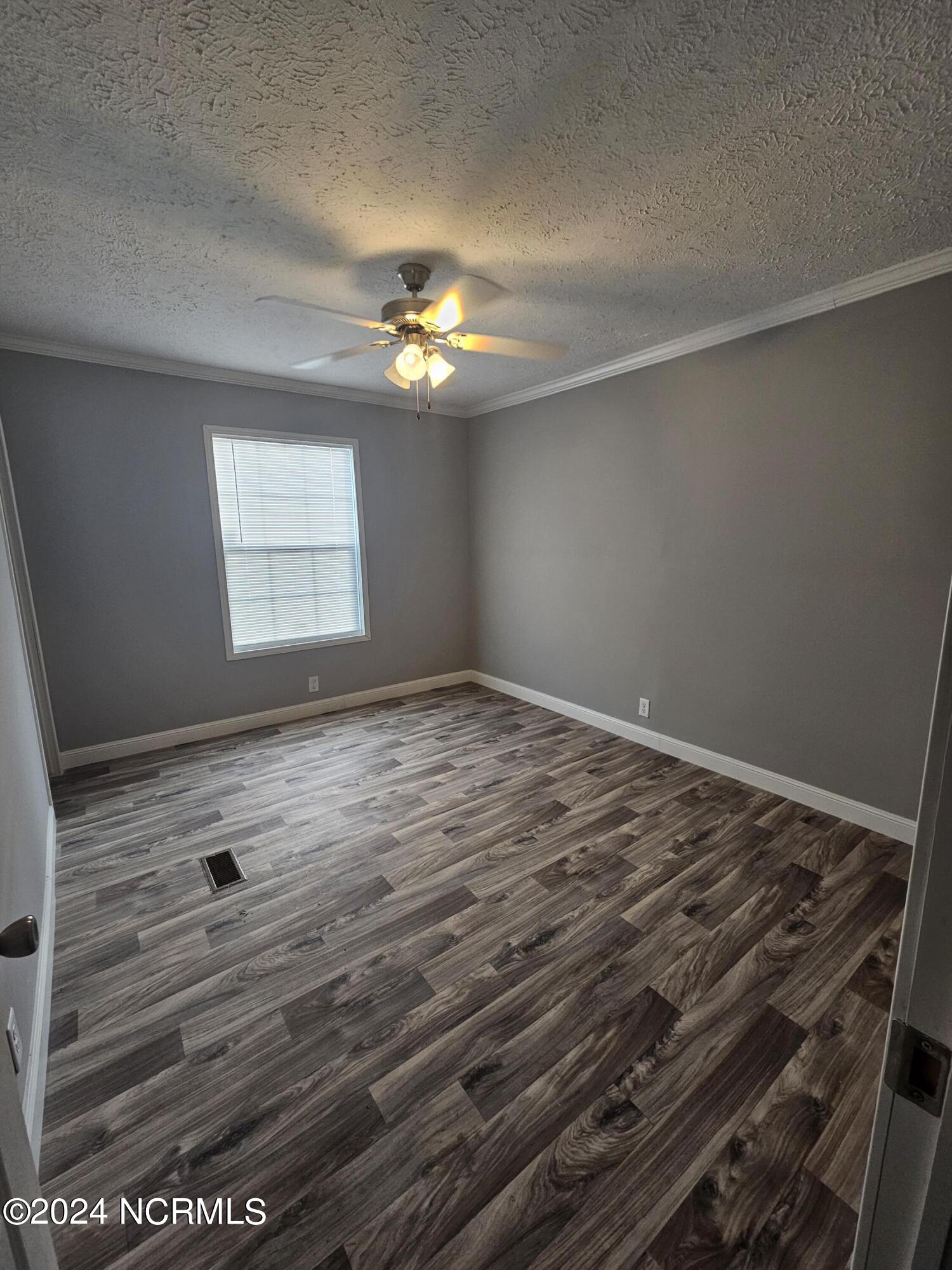 100569261 | Photo 23