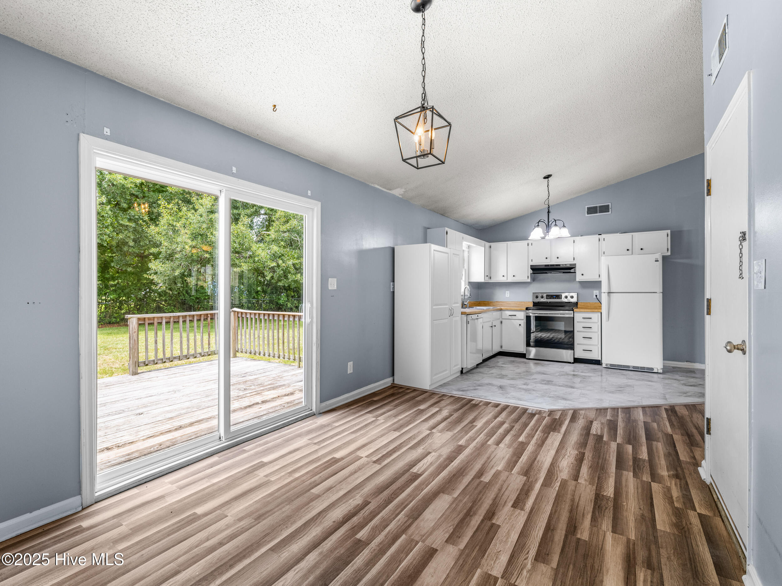 100521446 | Photo 14