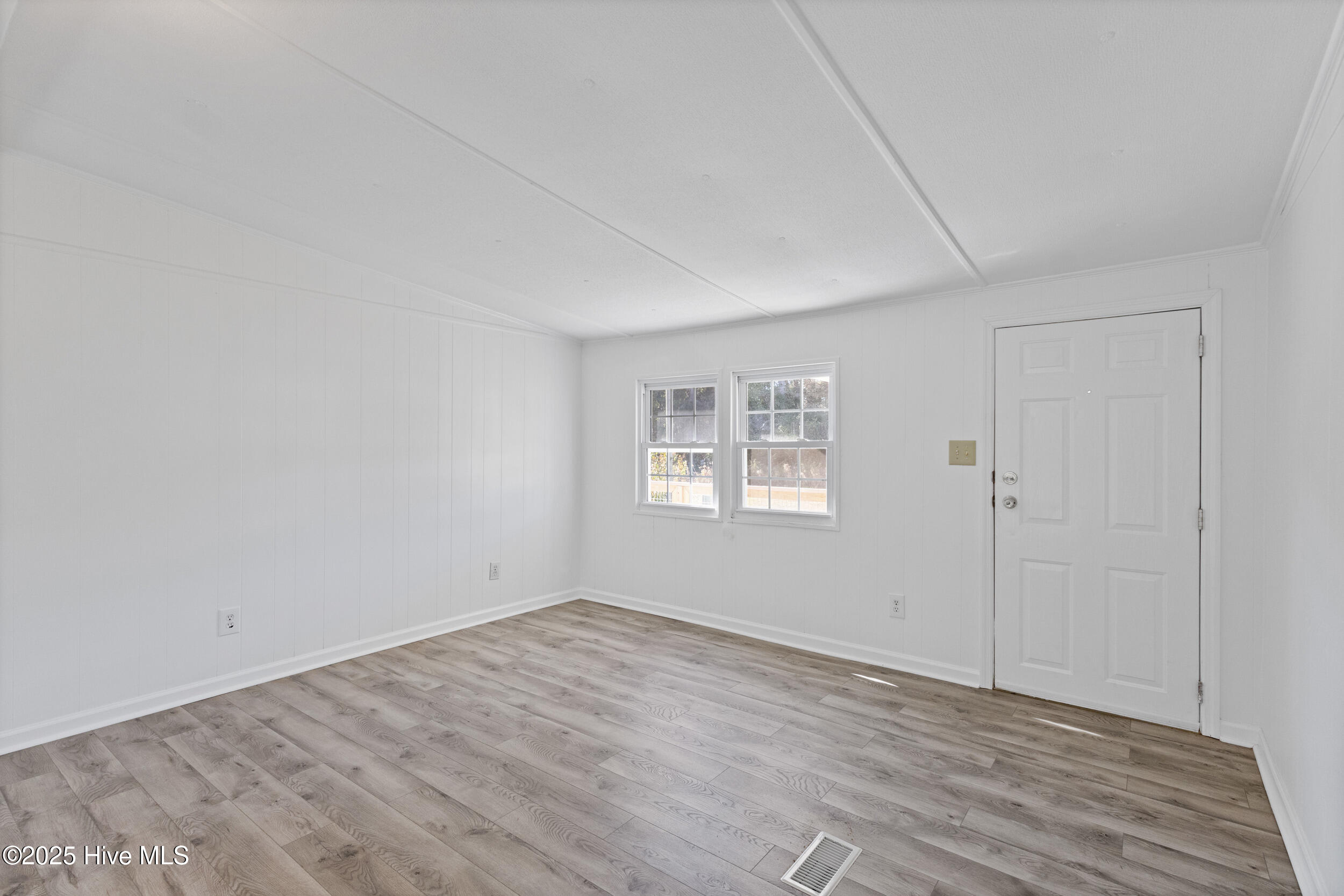 100545397 | Photo 37