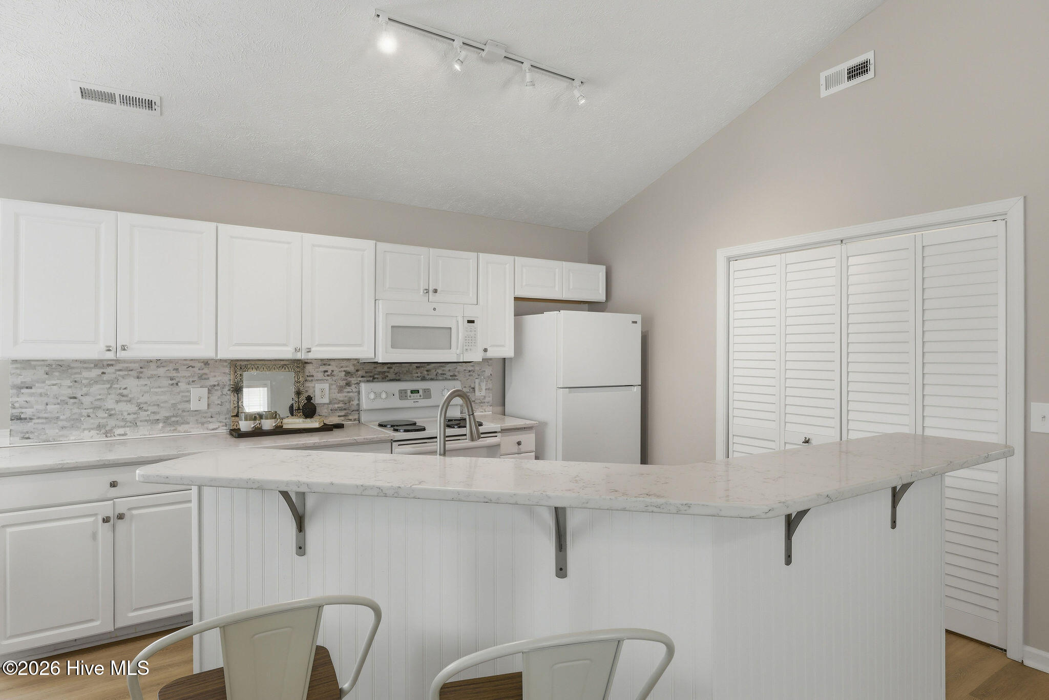 100562834 | Photo 23