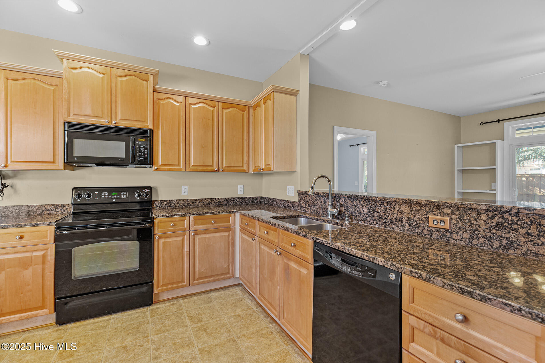 100537210 | Photo 14