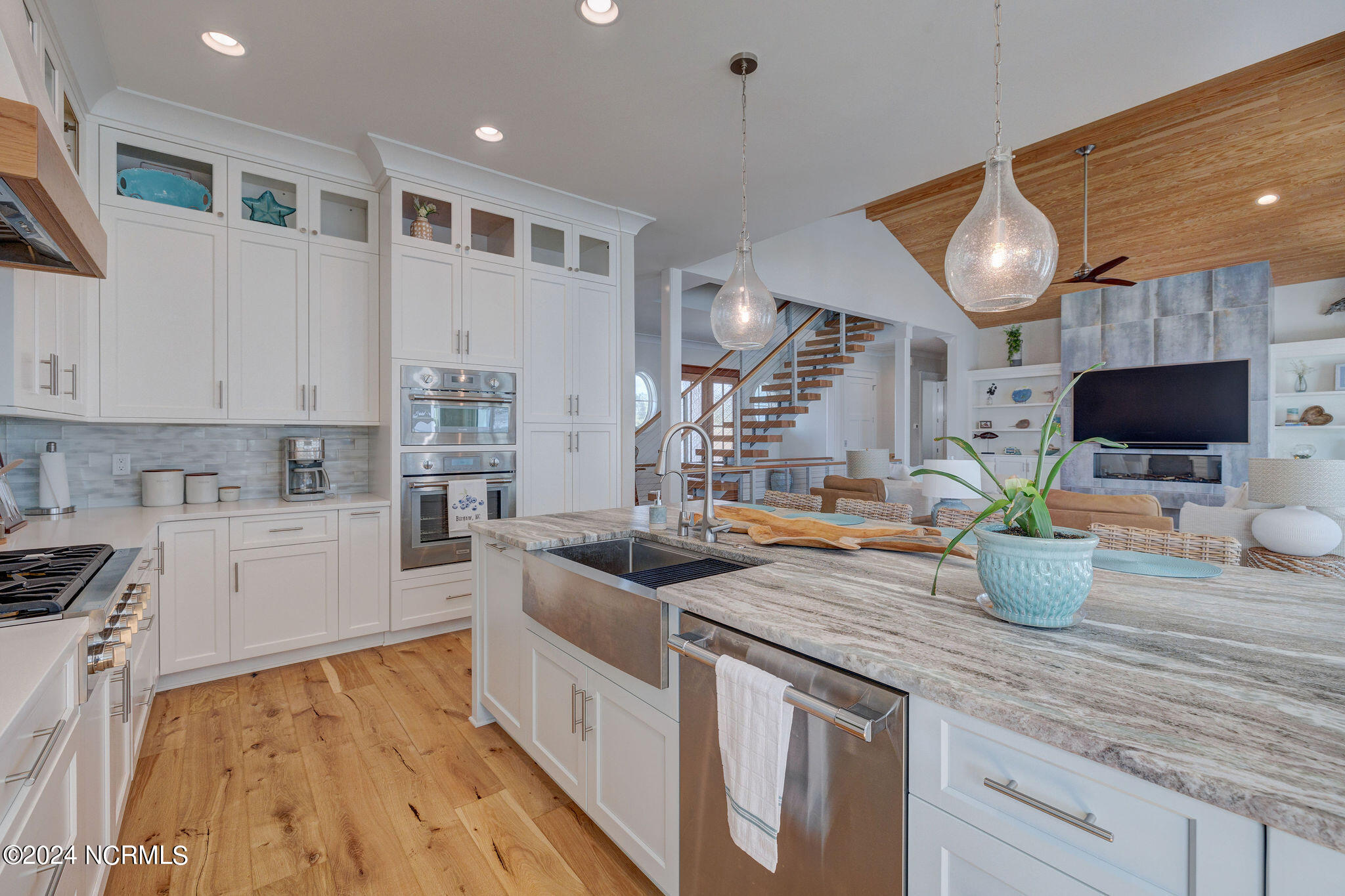 100547028 | Photo 22