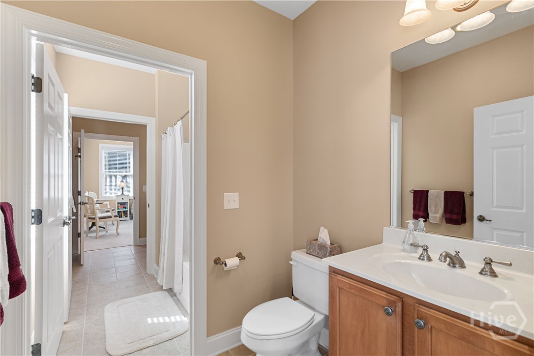 Bathroom 2 (Jack and Jill)