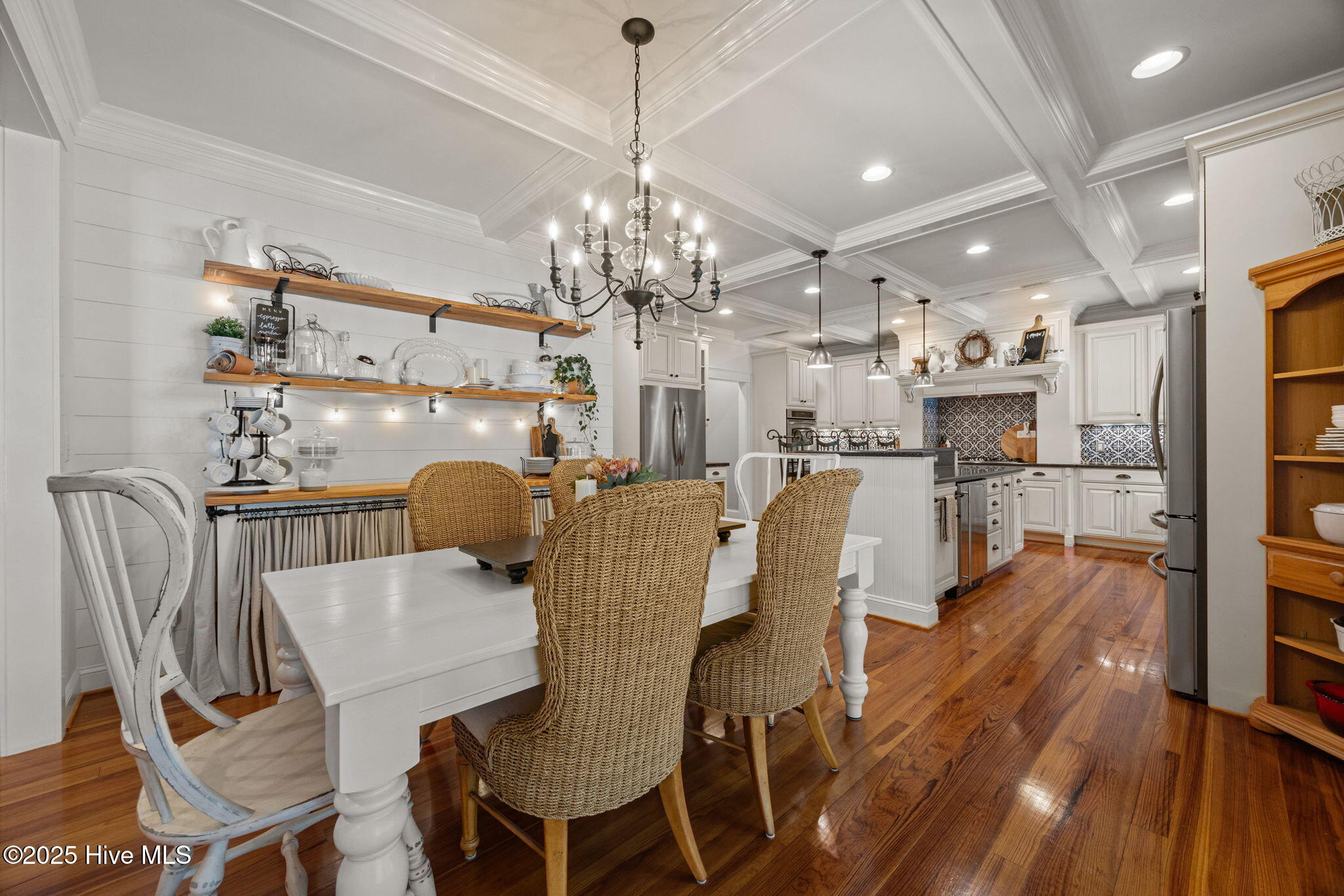 100518834 | Photo 11