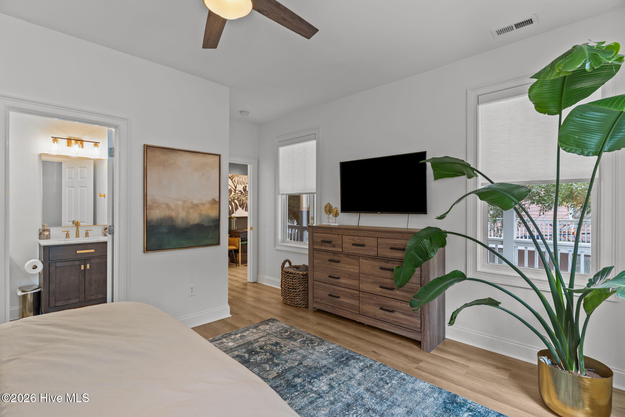 100557264 | Photo 23