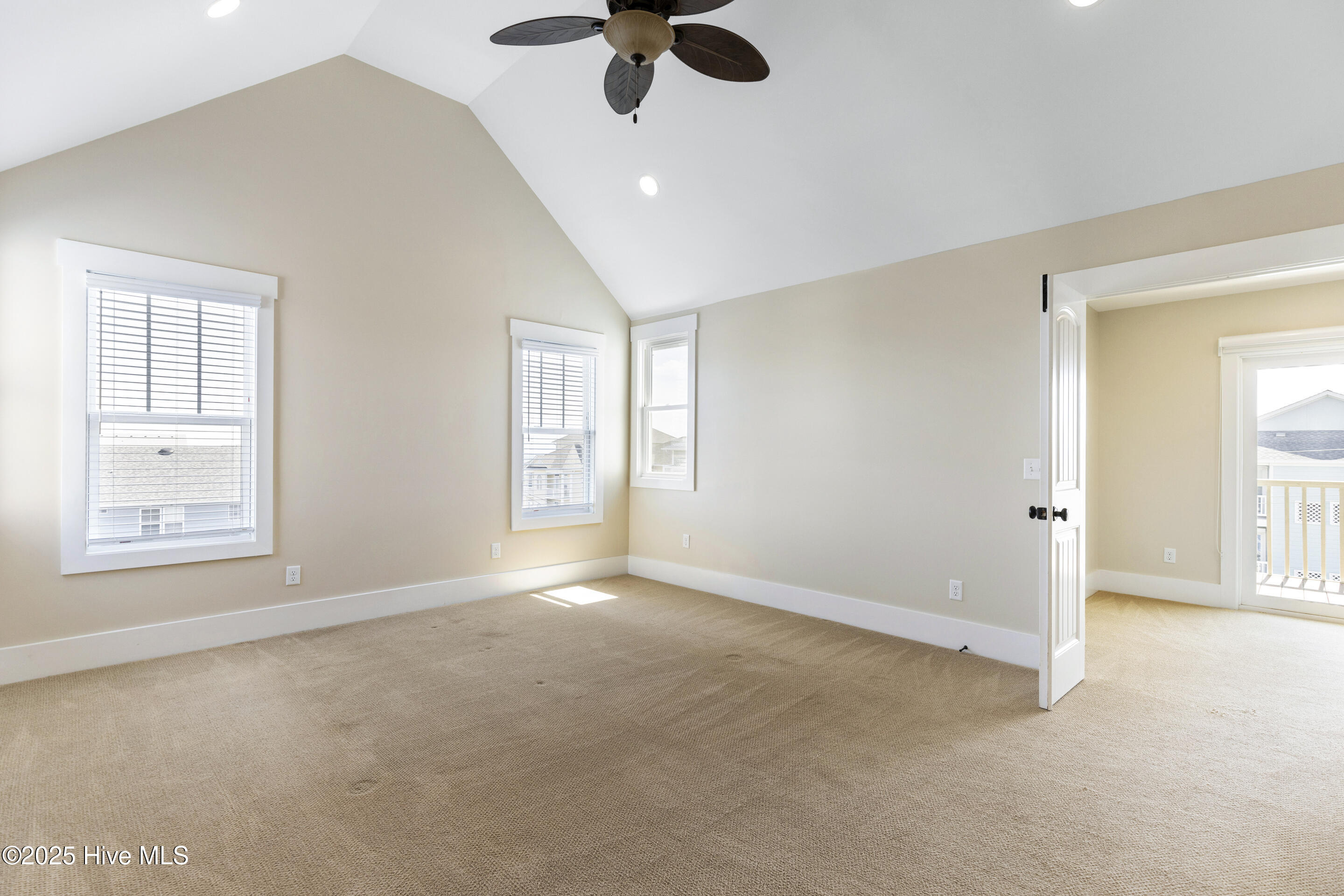 100546284 | Photo 42