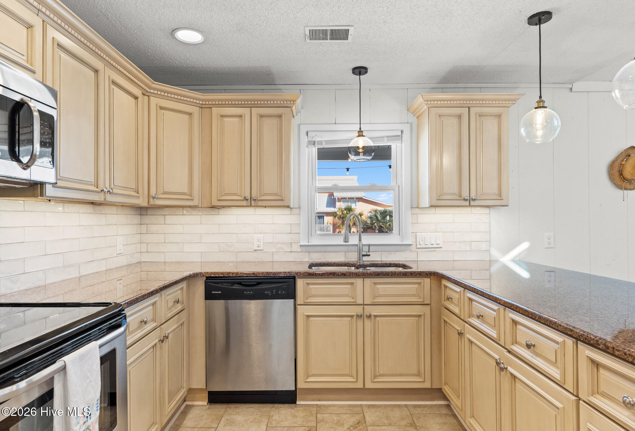 100564426 | Photo 10