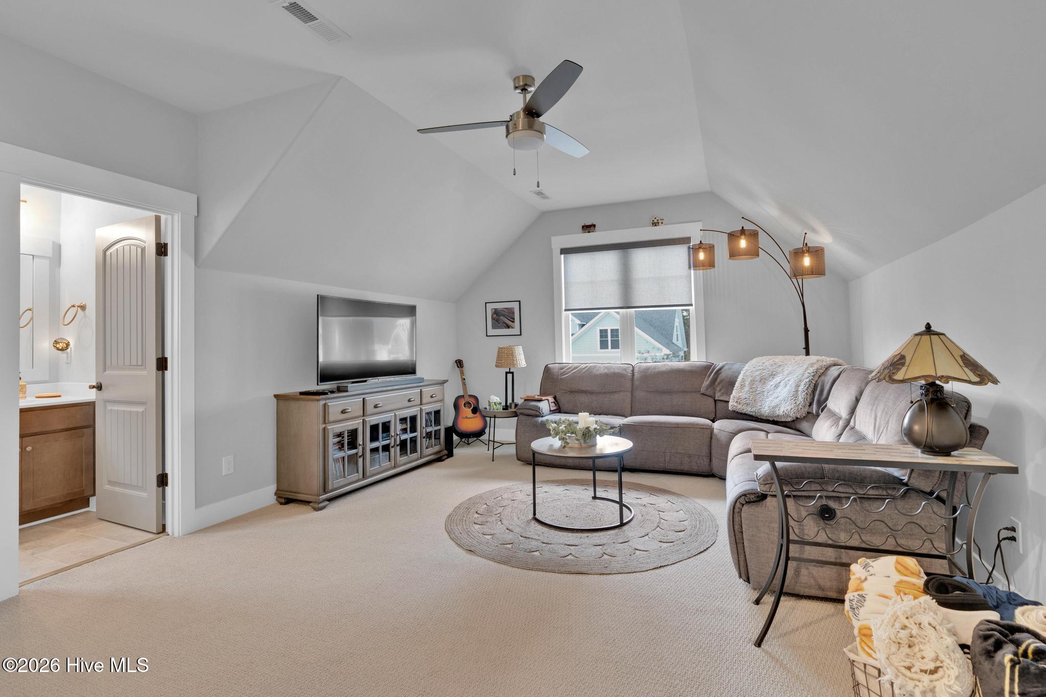 100561438 | Photo 35