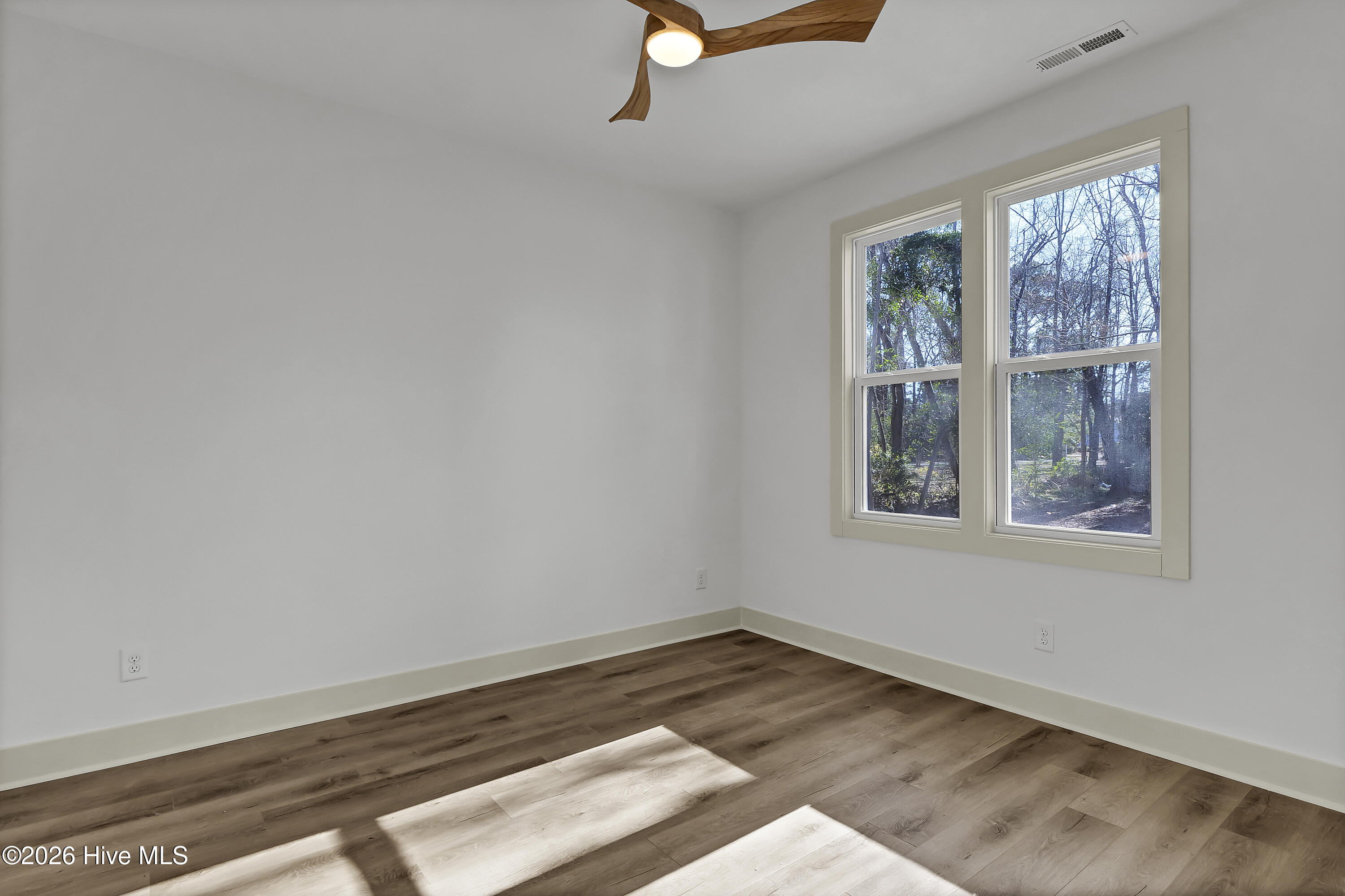 100549345 | Photo 16