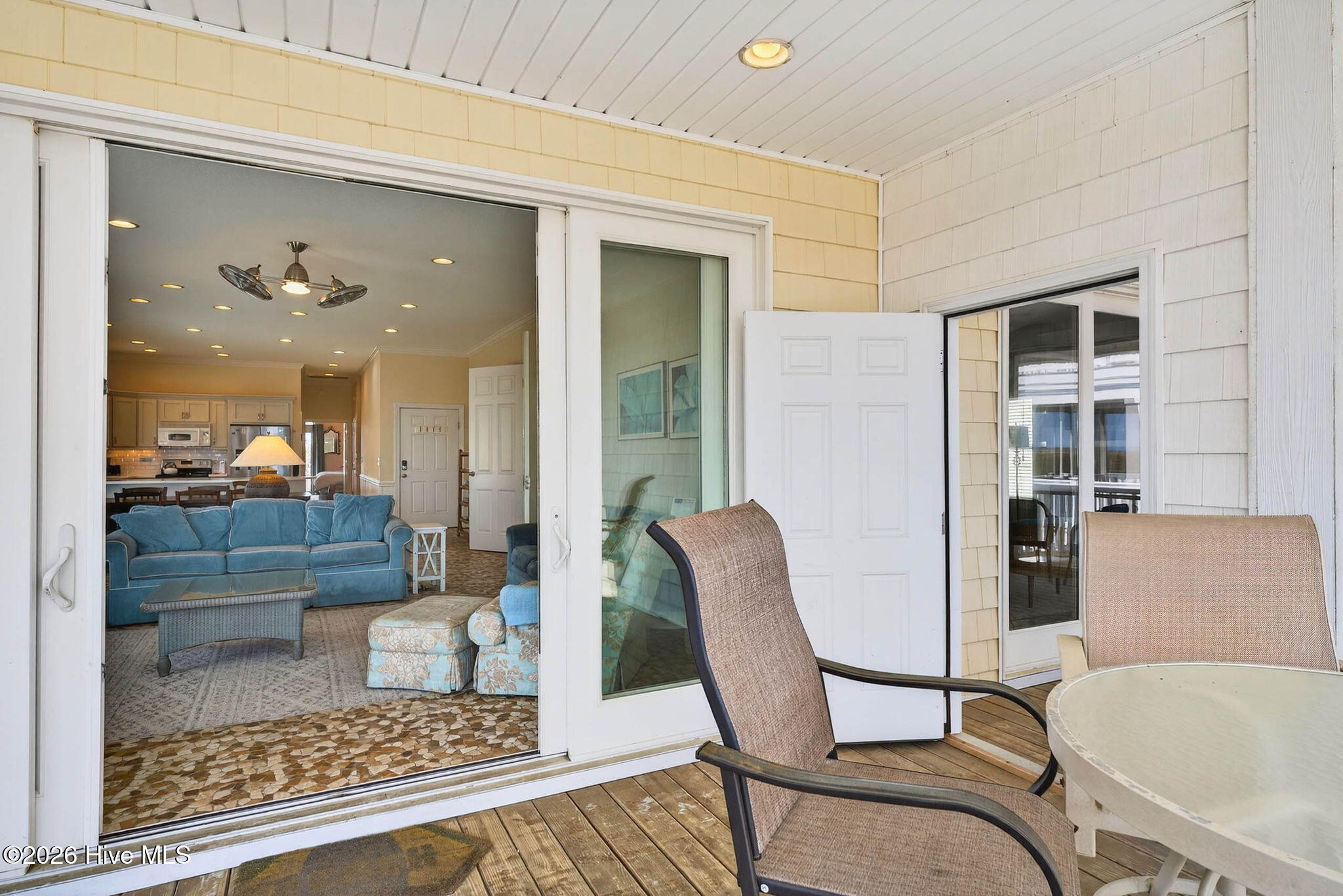 100563244 | Photo 63