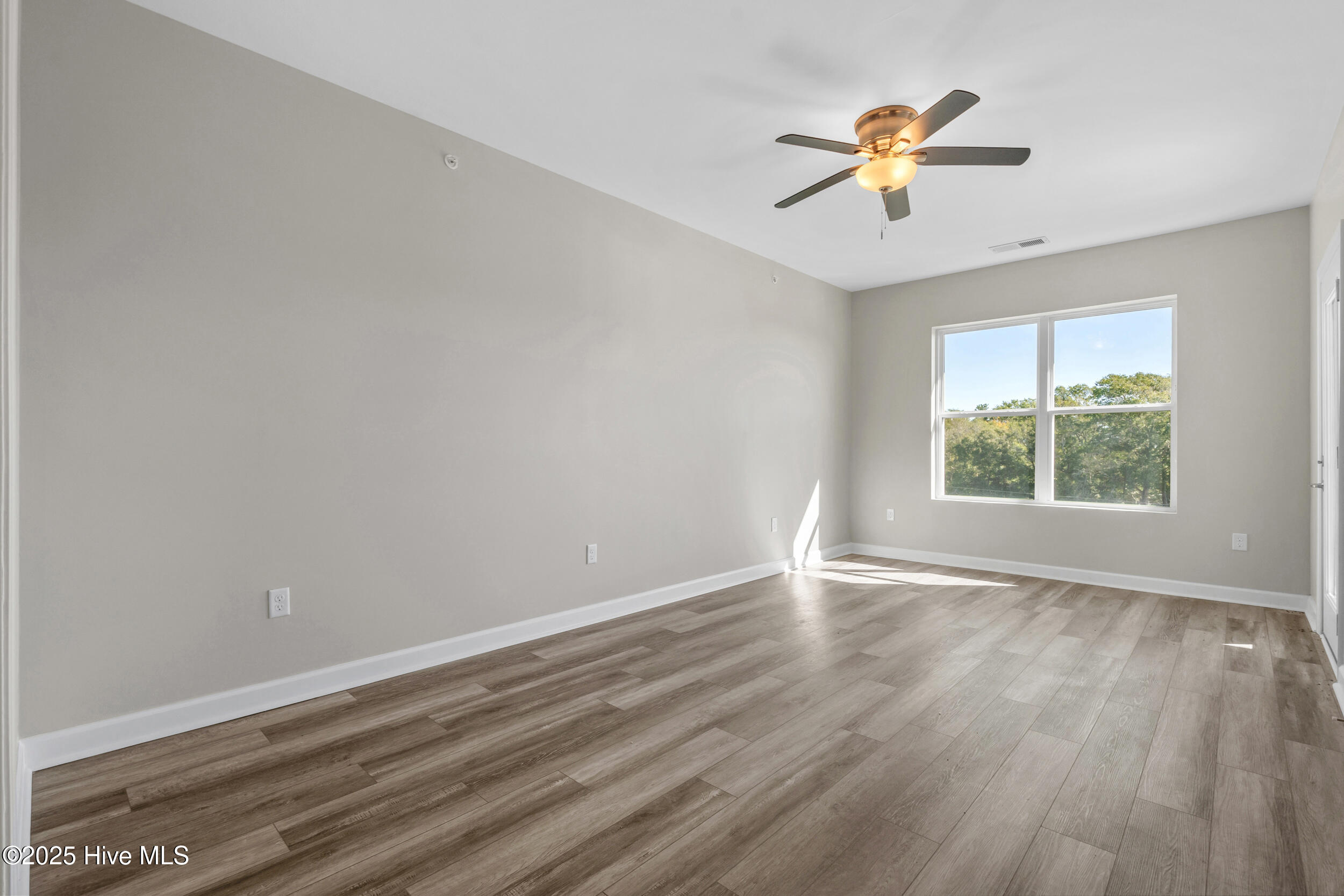 100539009 | Photo 31