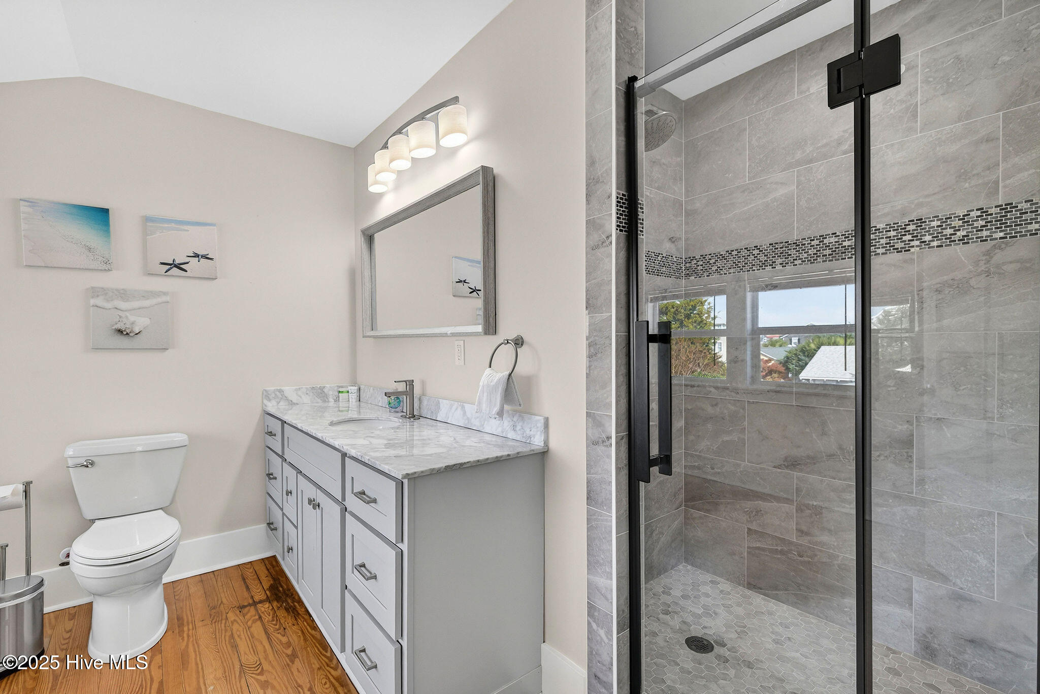 100543677 | Photo 43